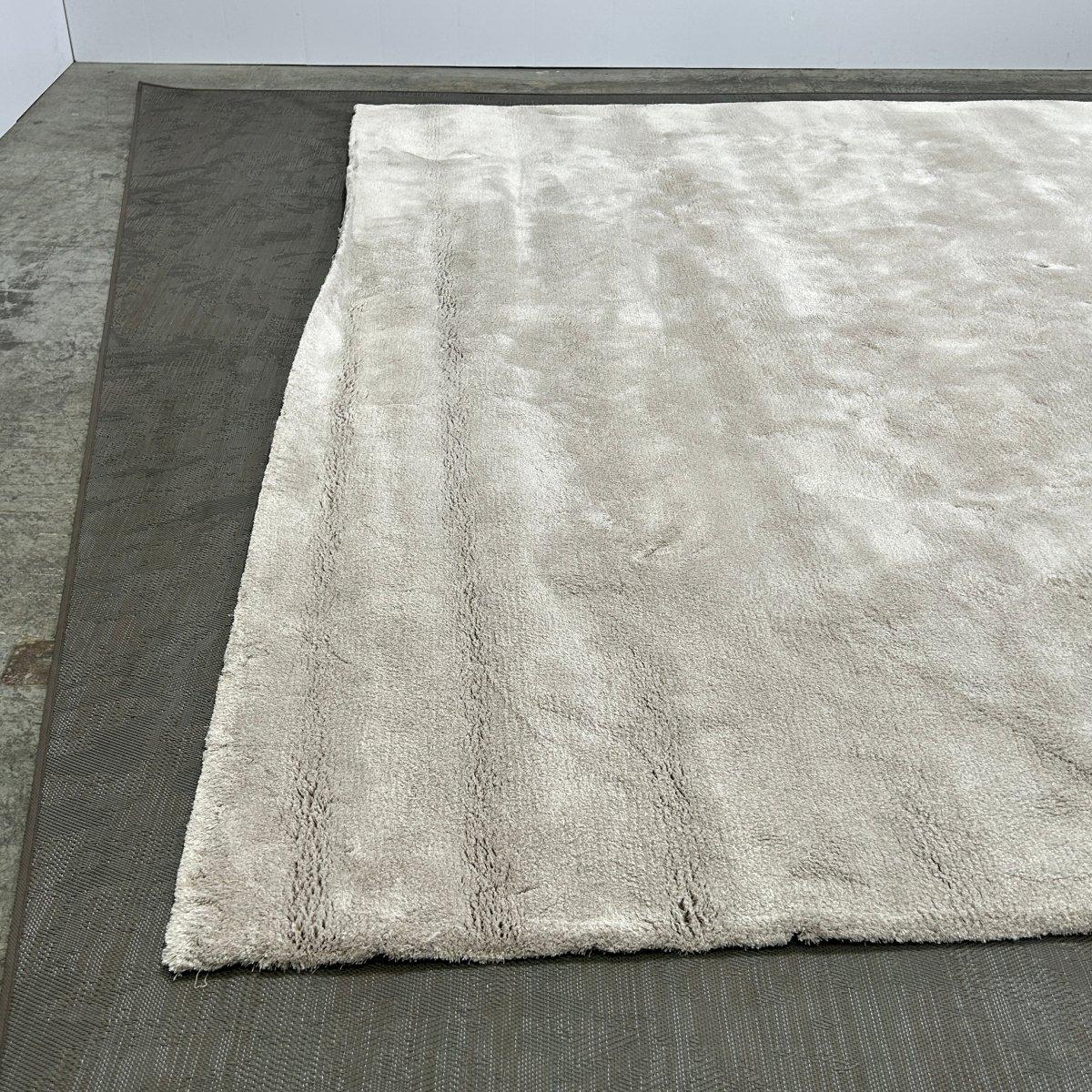 Kymo Airy Premium Rug In Good Condition For Sale In Basildon, London