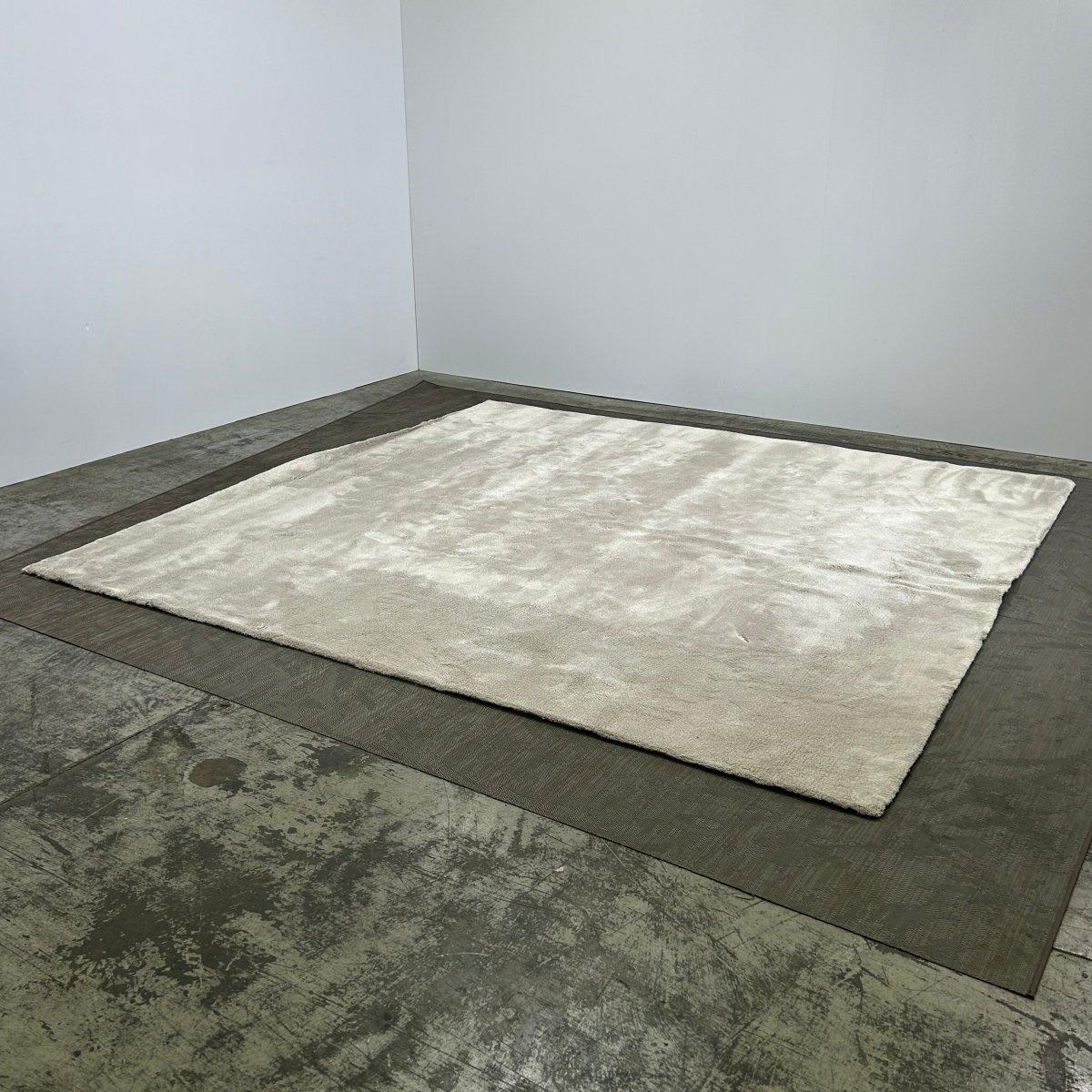 Contemporary Kymo Airy Premium Rug For Sale