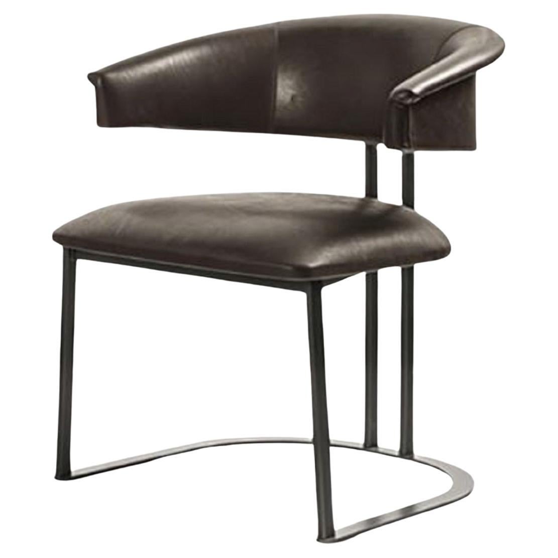 Kyo Sessel - Design by Giuliano & Gabriele Cappelletti
Kyo ist ein eleganter und zeitloser Sessel, der das Erbe des Designs neu interpretiert und mit einem modernen Touch versieht. Der markante, hufeisenförmige Metallsockel aus gebürsteter, antiker
