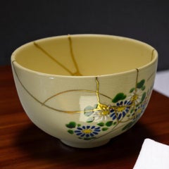 Kyo chawan with flowersand Kintsugi