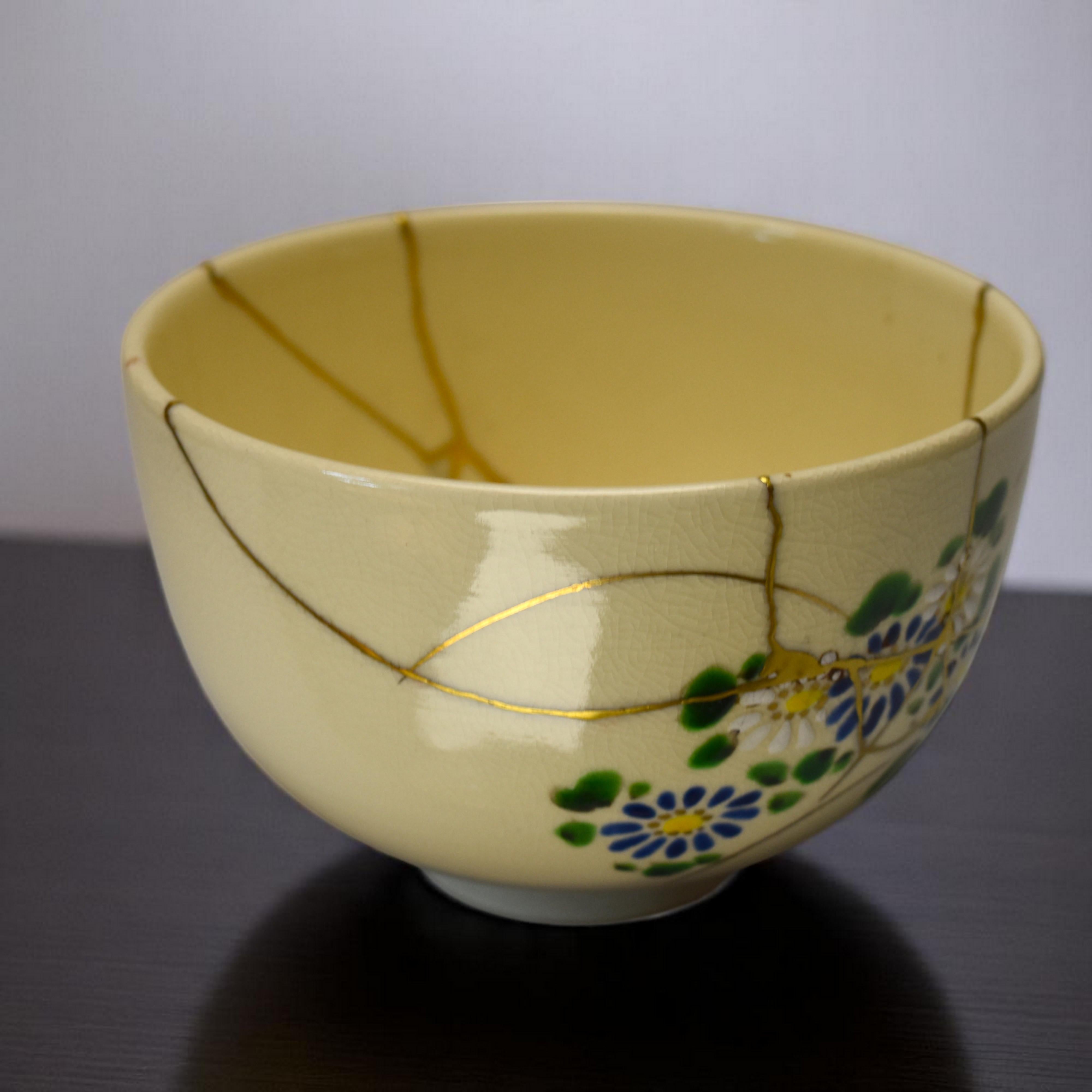 Kyo chawan mit Blumen und Kintsugi (Japanisch) im Angebot