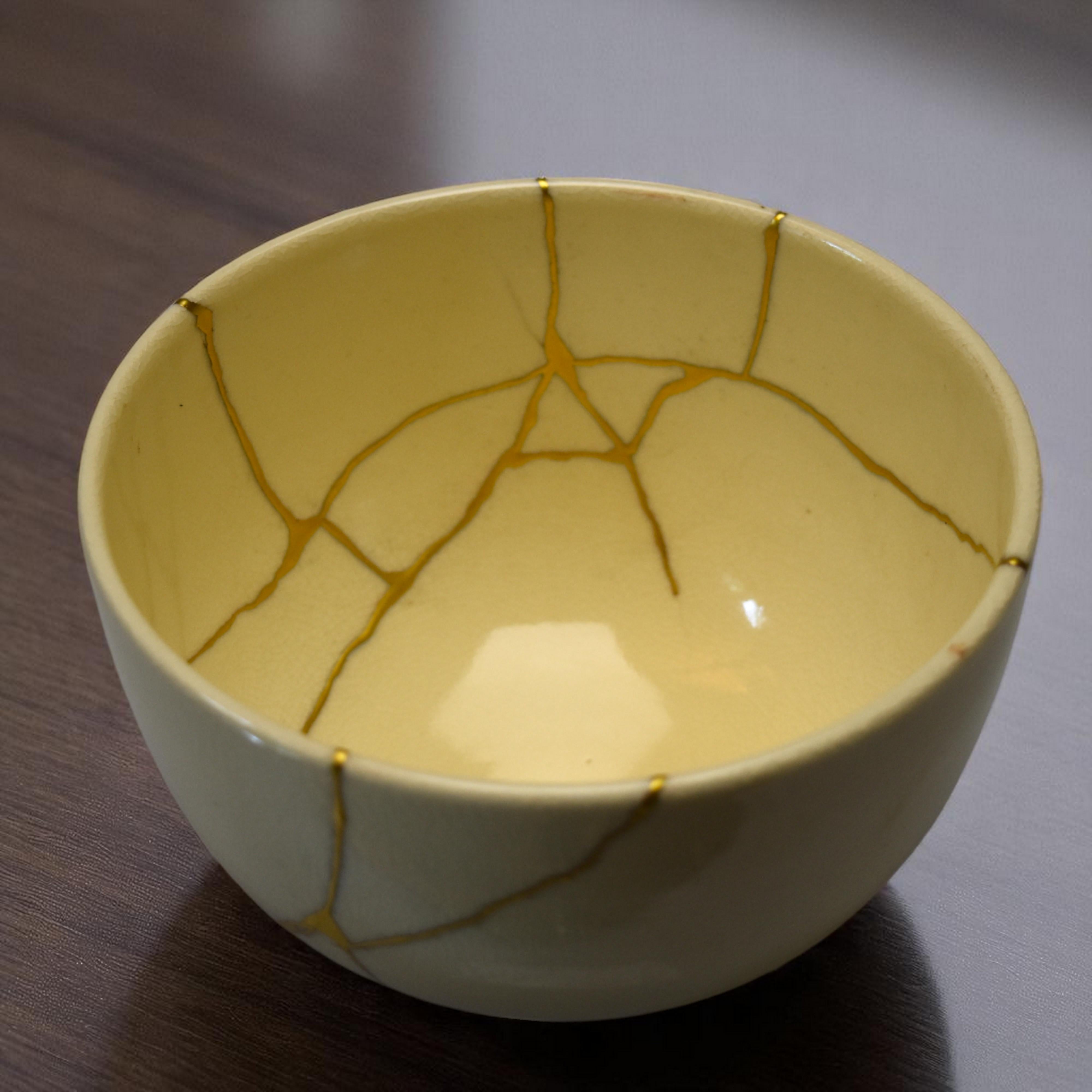 Kyo chawan mit Blumen und Kintsugi (21. Jahrhundert und zeitgenössisch) im Angebot