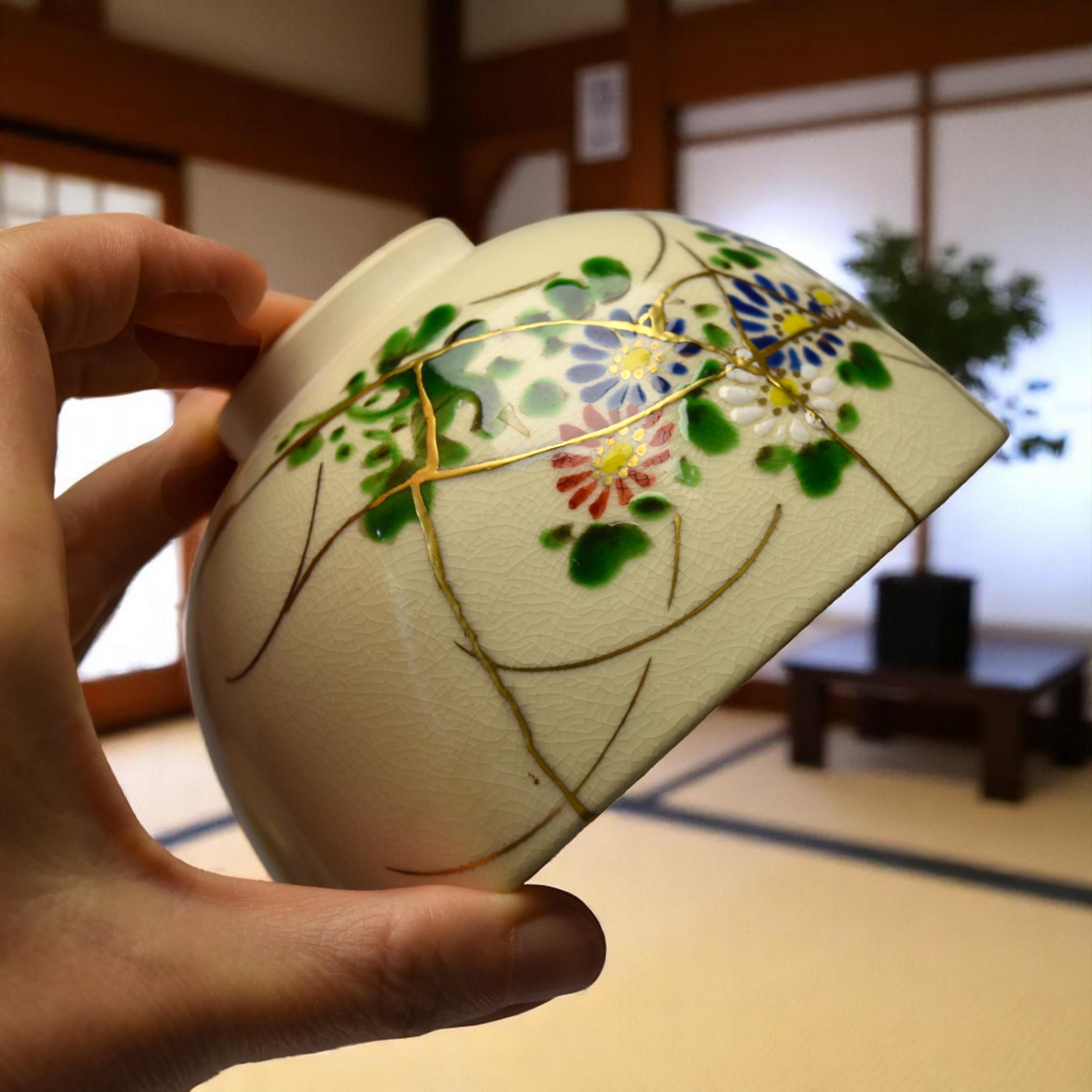 Kyo chawan mit Blumen und Kintsugi (Porzellan) im Angebot
