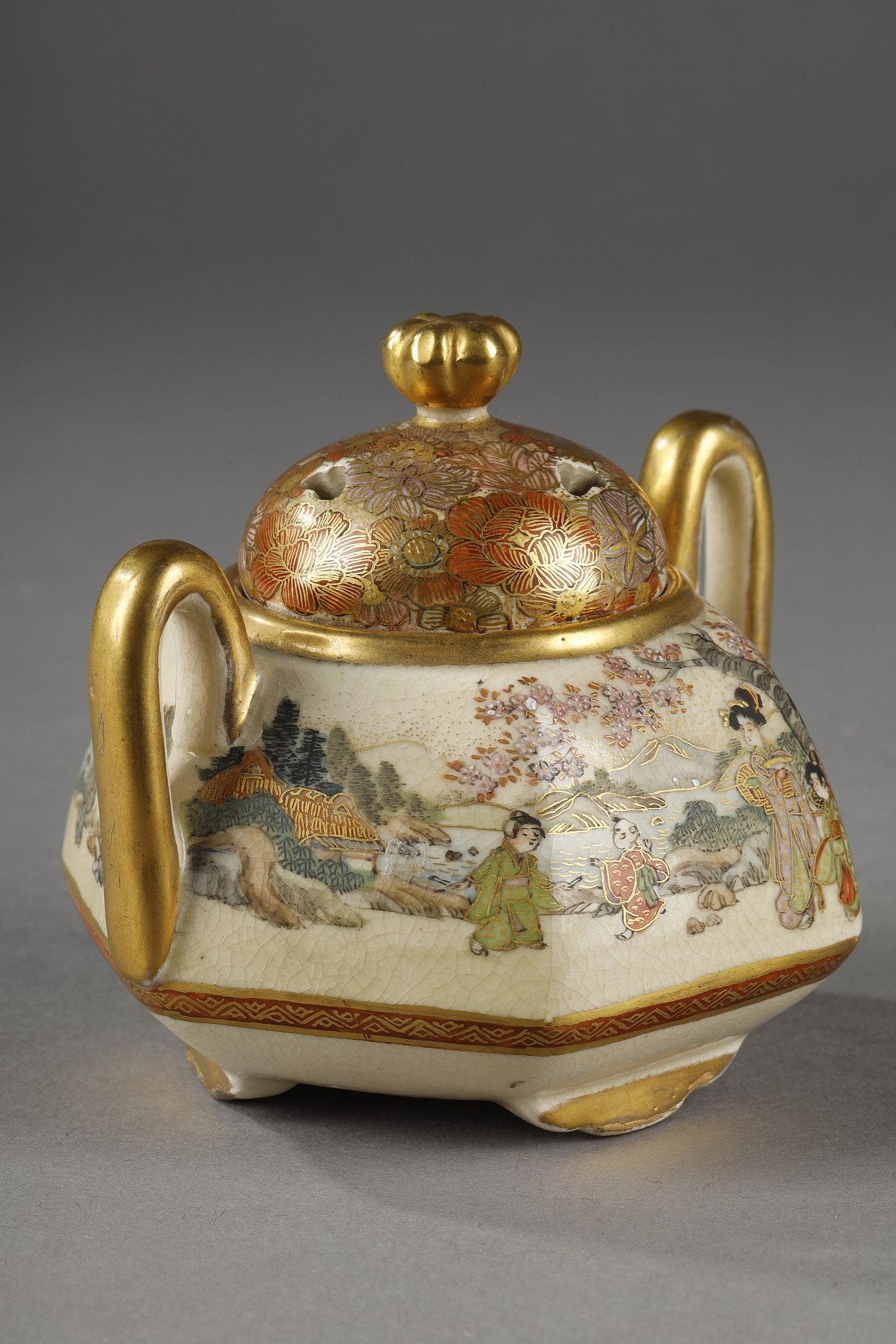 Rare service en porcelaine de Satsuma, composé d'une très petite théière à décor animé et d'un pot à encens tripode, avec décor animé à l'extérieur. Le pot a un couvercle ajouré avec une décoration florale et une poignée en forme de fleur. Label sur