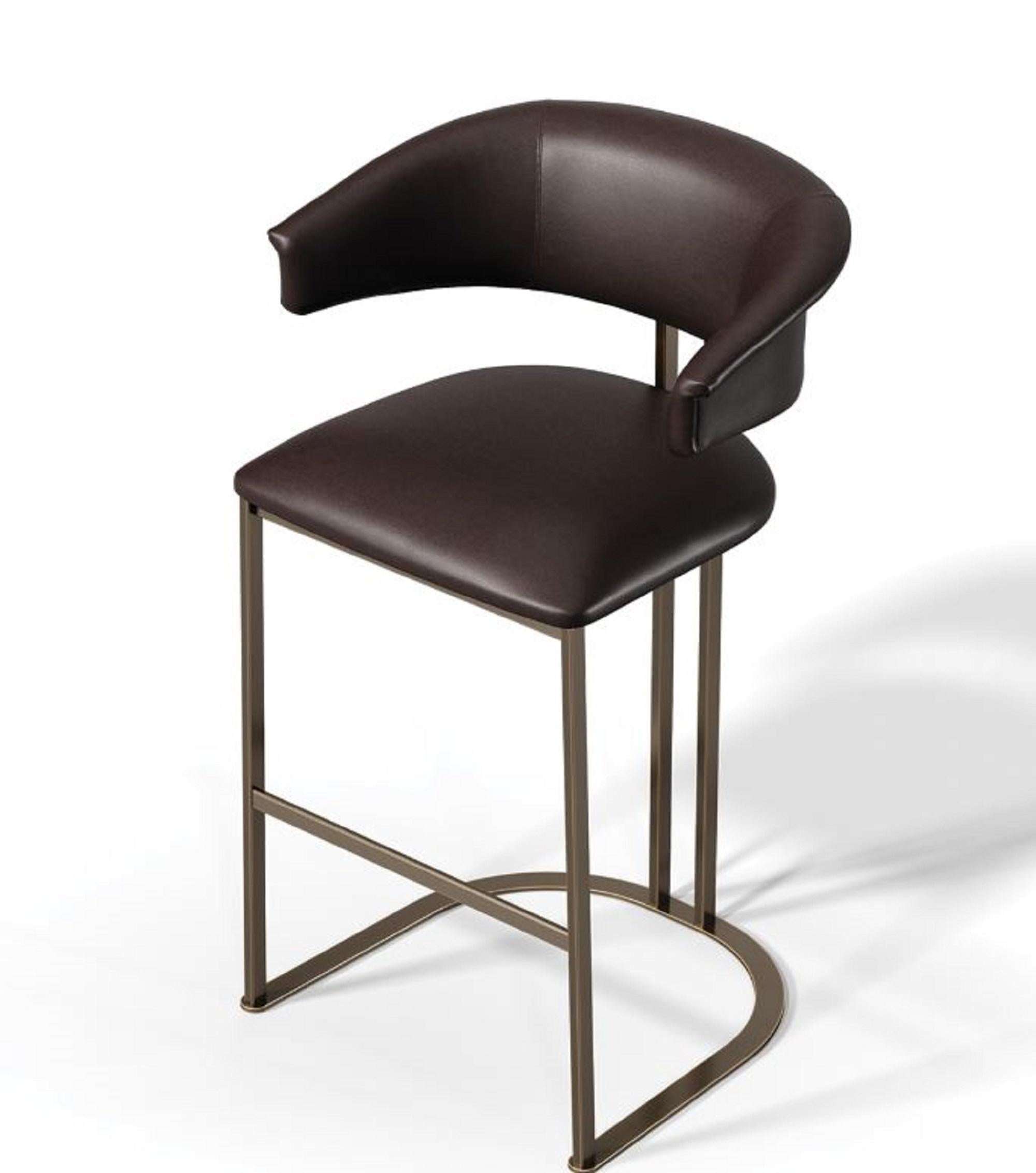 Kyo Hocker - Design by Giuliano & Gabriele Cappelletti
Der Kyo Hocker spiegelt die charakteristischen, geschwungenen Linien der Kyo Collection'S wider. Das markante hufeisenförmige Metallgestell - schwarz lackiert - trägt eine Sitzfläche und eine