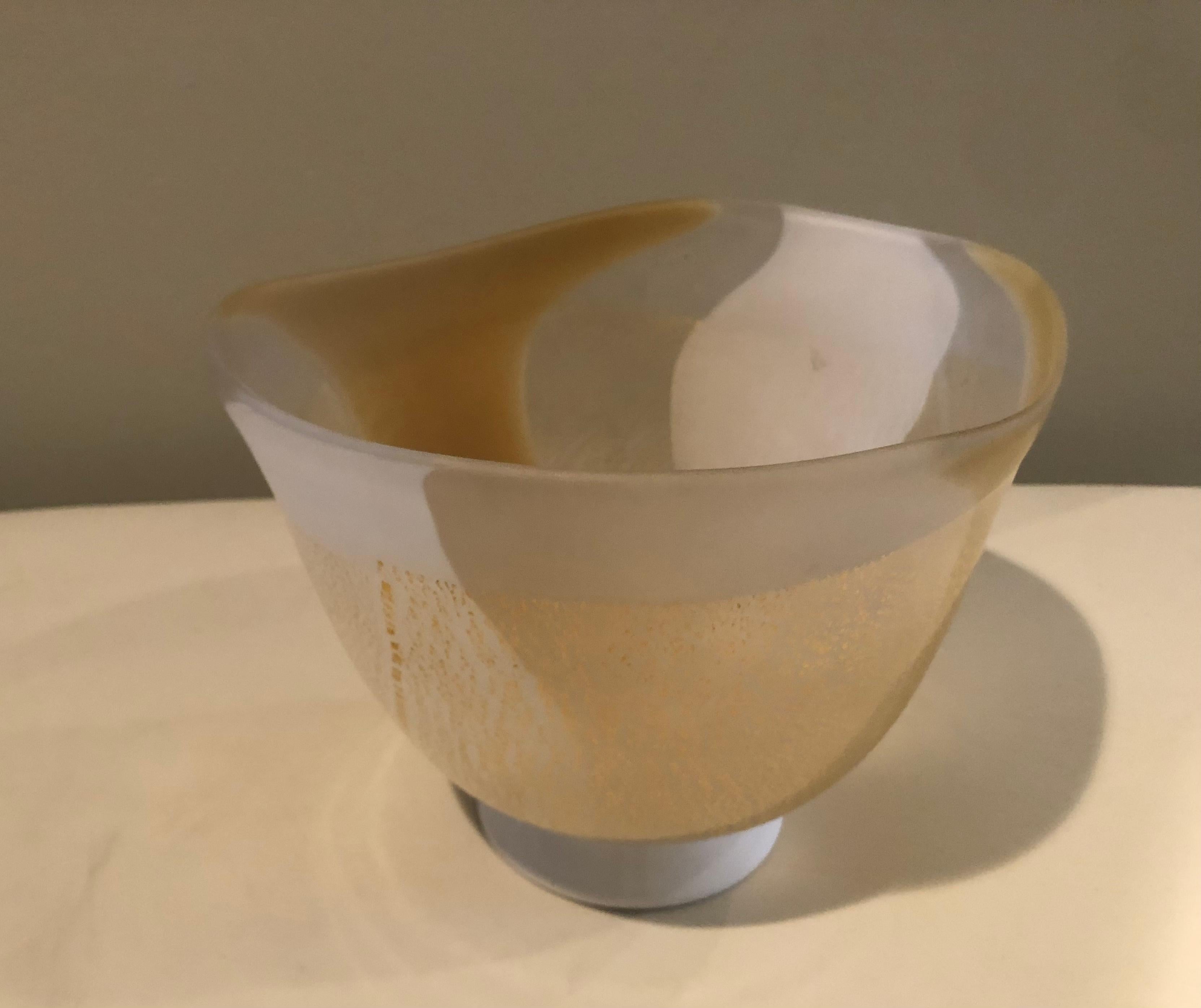 Verre brun Vase en verre blanc de l'atelier japonais Kyohei Fujita signé par l'artiste Pasta Glass