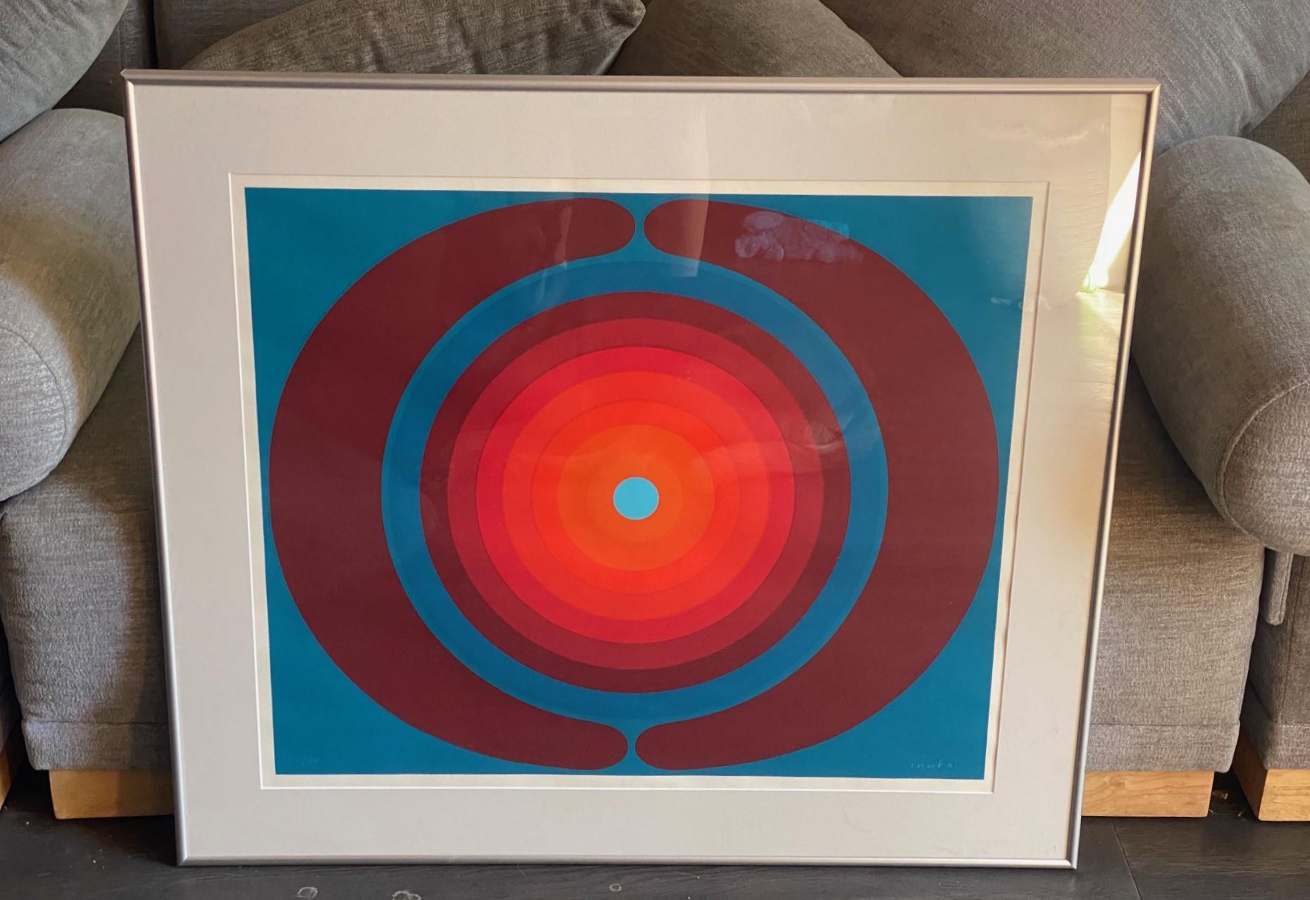 Une sérigraphie abstraite (screen print) merveilleusement séduisante, envoûtante et aux couleurs vibrantes de l'artiste américano-japonais Kyohei Inukai (1913-1985).  

Né Earle Goodenow, Kyohei Inukai était le troisième fils du portraitiste Kyohei