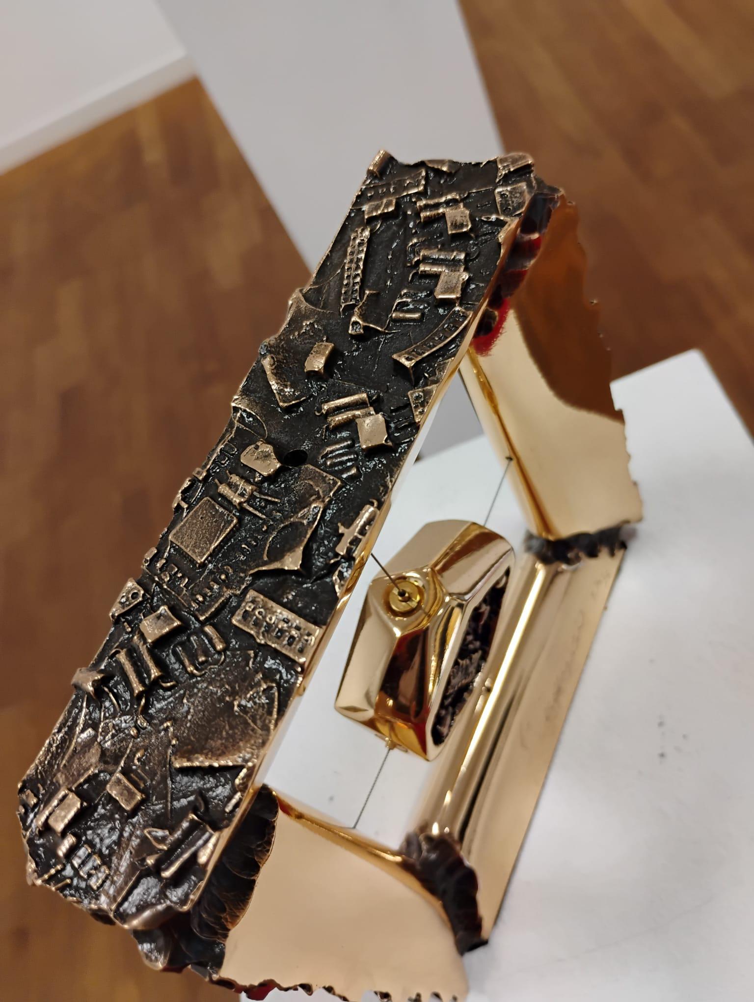 Star fossil, polished bronze sculpture 16 x 16 x 4 cm - 2025 - Gold Abstract Sculpture by Kyoji Nagatani