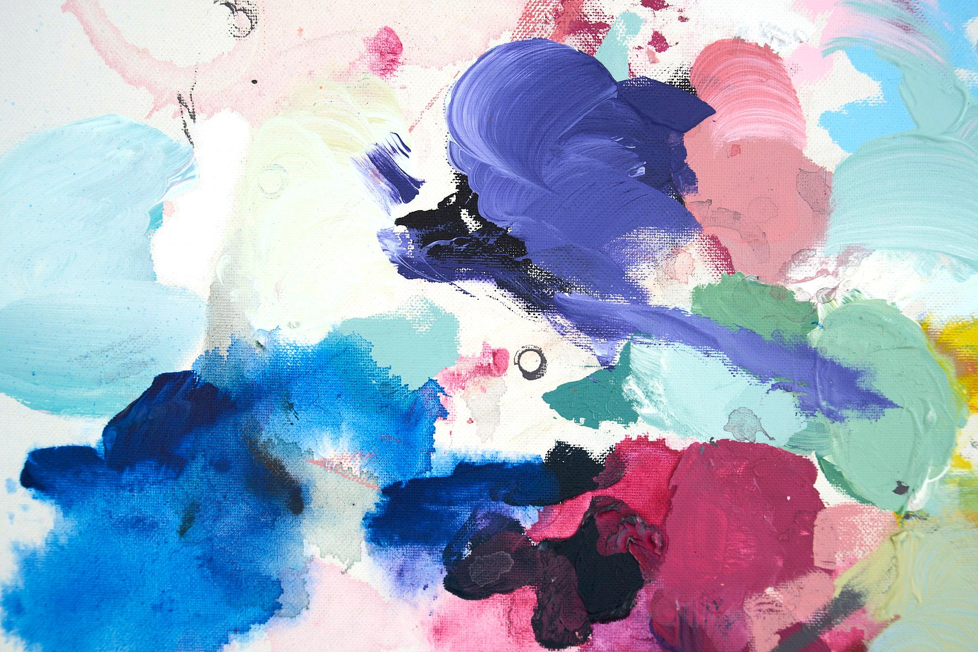 Die Serie Perfect Coincidence des Künstlers ist eine zeitgenössische Hommage an die Launen des Zufalls, die an die Technik von Jean Arp erinnert, der neue sinnliche Formen schuf, indem er farbiges Papier riss und es frei fallen ließ, geleitet vom