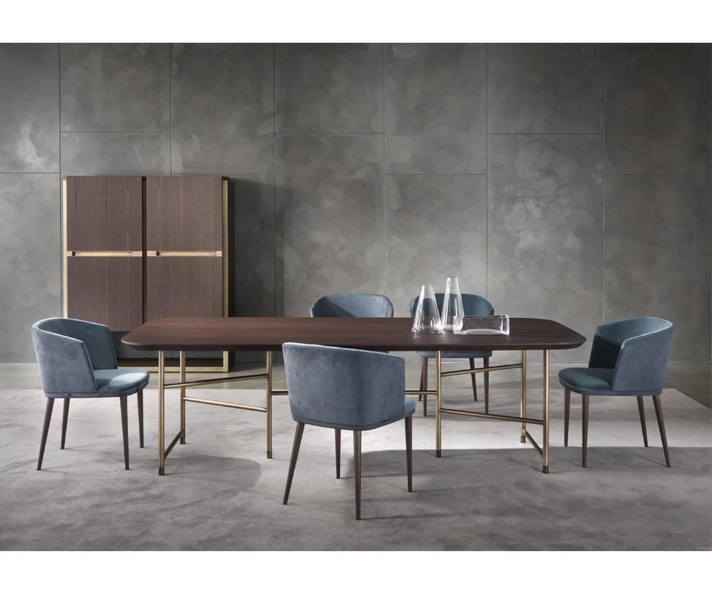 Elegant dining table, characterized by the peculiar metal base with precious wooden top. Kyoto is a very versatile model, that perfectly fits into residential or contract space.

Finish:
Wooden Top Moka Stained. Base: Anodyc Bronze.