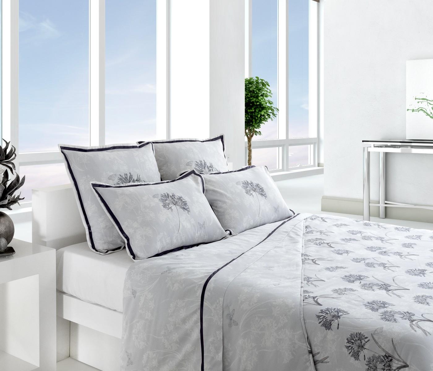 More than just giving you a pleasant feeling of comfort, this delicate set duvet cover creates a sophisticated ambience in the entire decor of your bedroom.

From the fineness of a mate white, to the refinement of the dark-blue, the Kyoto model is