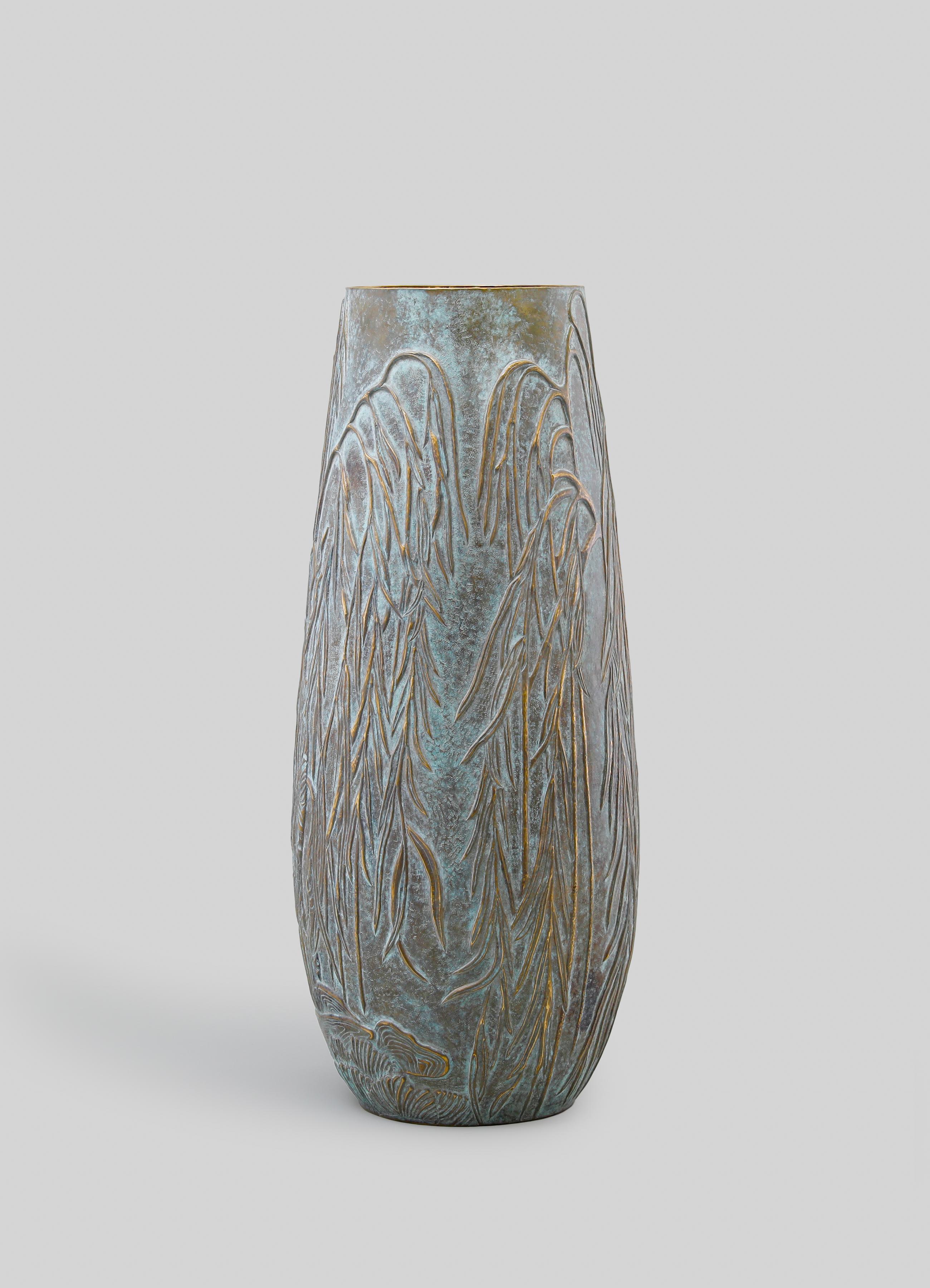 Vaso Kyoto Repousse in ottone verdastro, di Vikram Goyal

