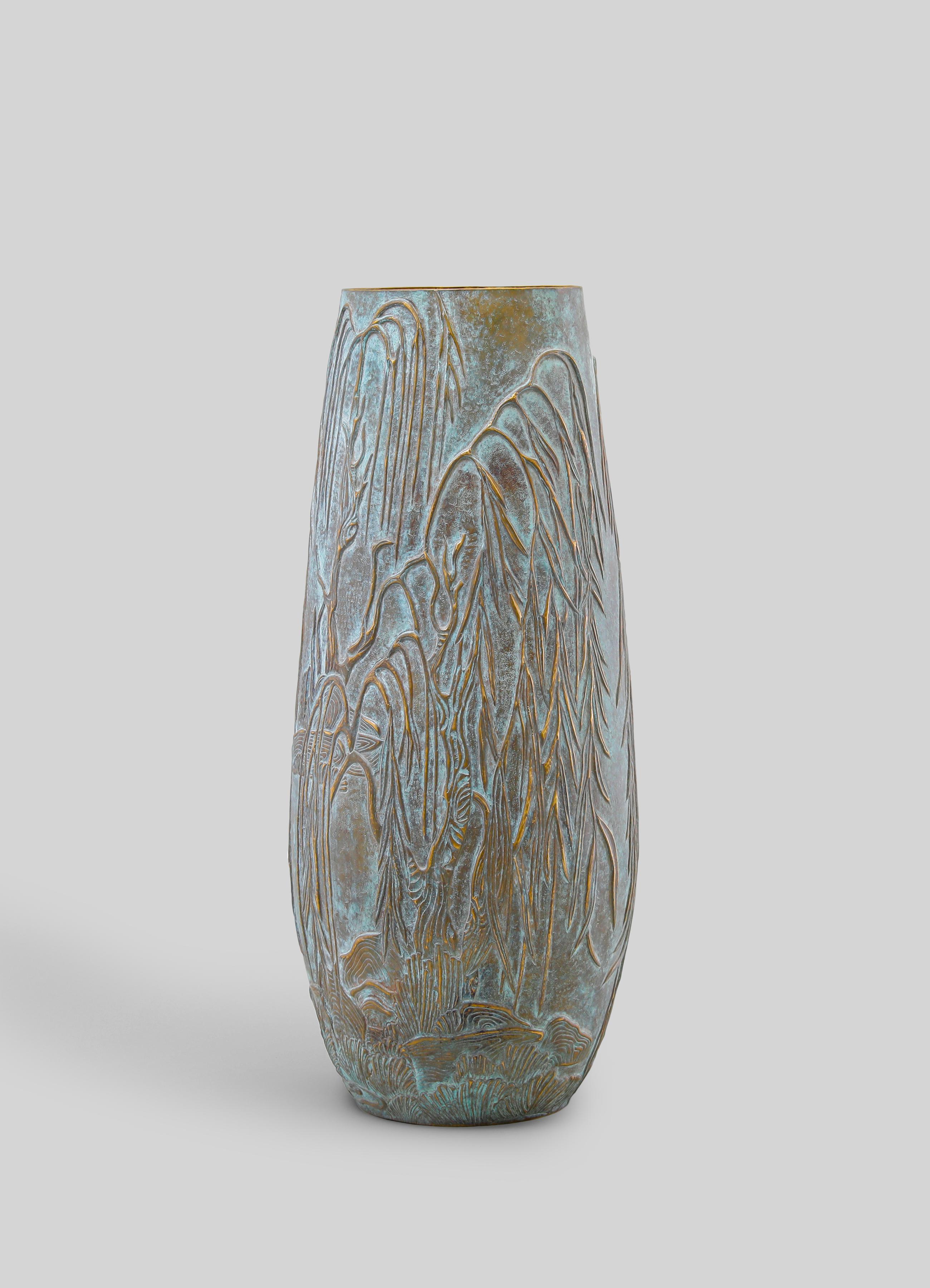 Indiano Vaso Kyoto Repousse in ottone verdastro, di Vikram Goyal in vendita