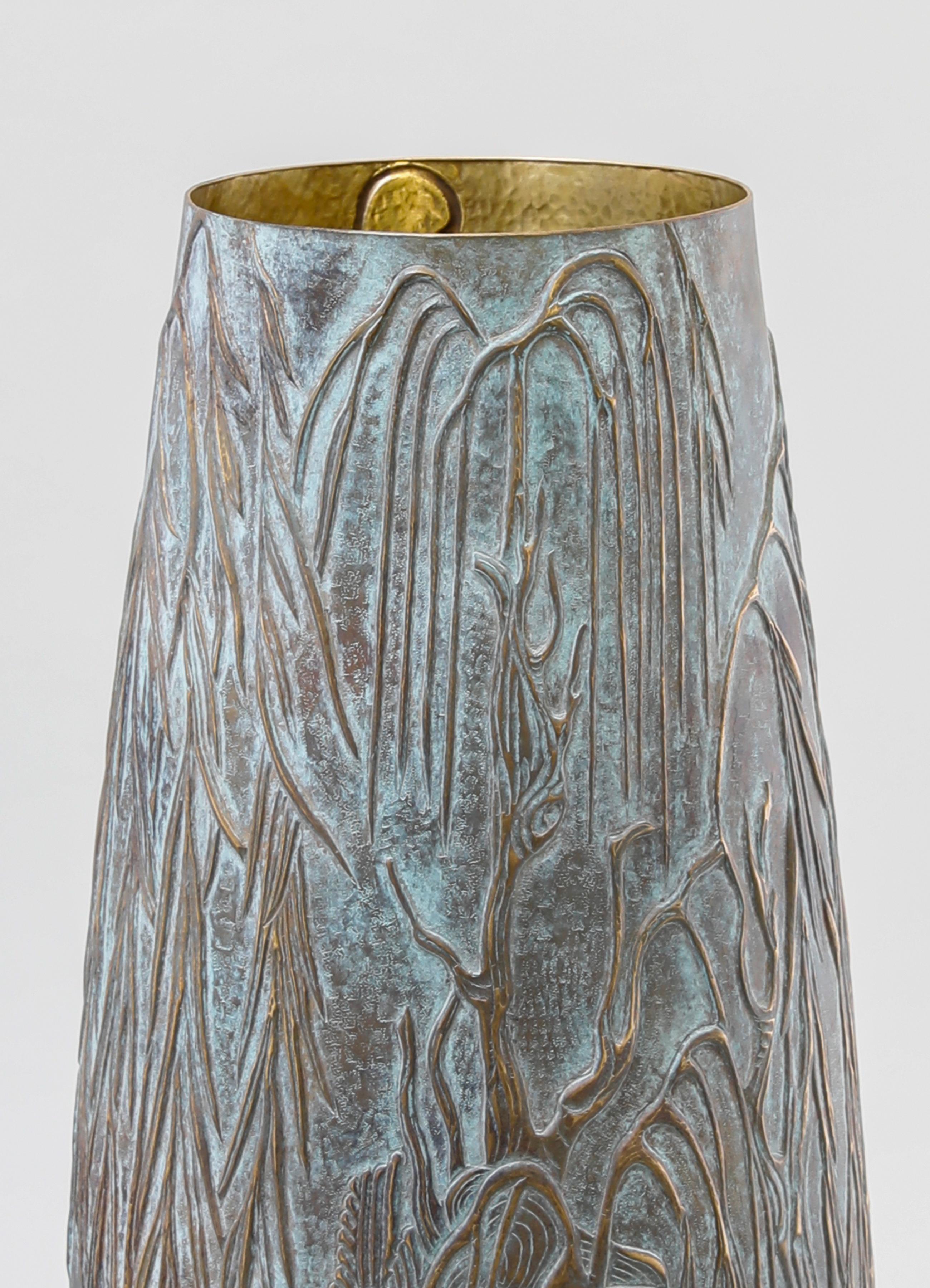 Calco Vaso Kyoto Repousse in ottone verdastro, di Vikram Goyal in vendita