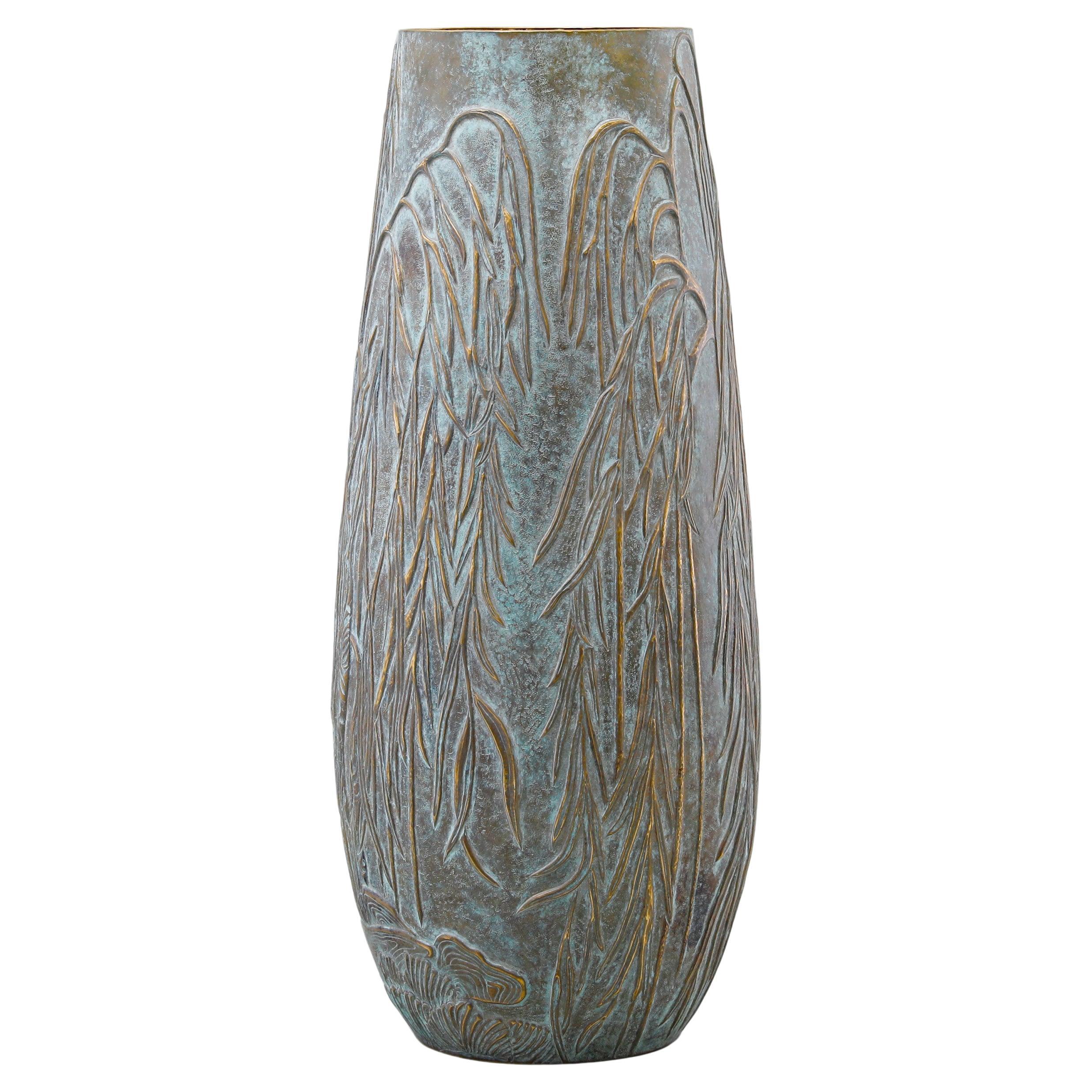 Vaso Kyoto Repousse in ottone verdastro, di Vikram Goyal