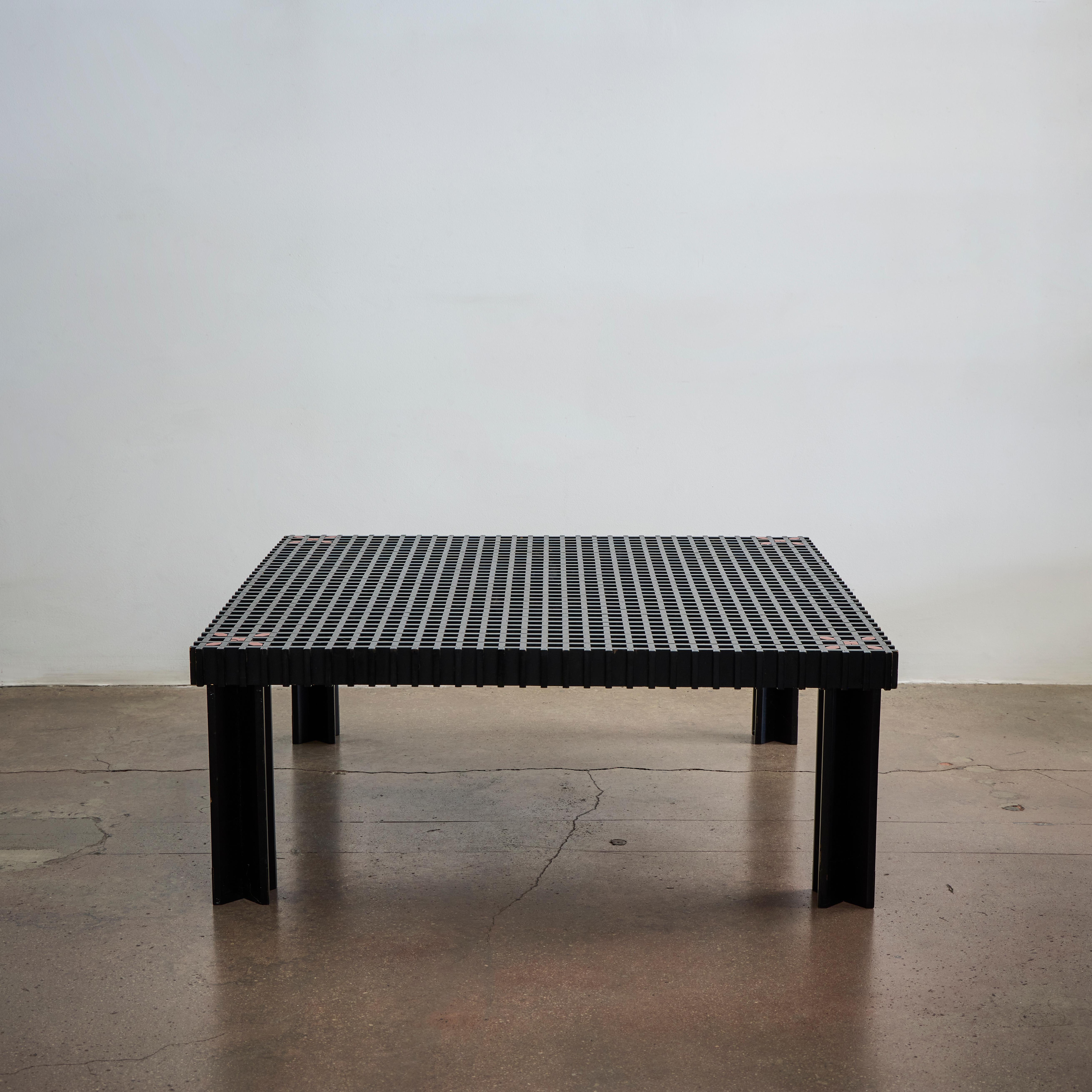 Primera edición de la mesa de centro Kyoto de Gianfranco Frattini para Ghianda Italia, distribuida por Knoll. Fabricado en Italia hacia la década de 1970.

Bibliografía : - Pier Carlo Santini, Gianfranco Frattini, p. 111; - Luca Bergo, Patrizia