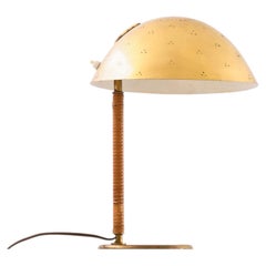 Lámpara de mesa Kypärä de Paavo Tynell, década de 1940