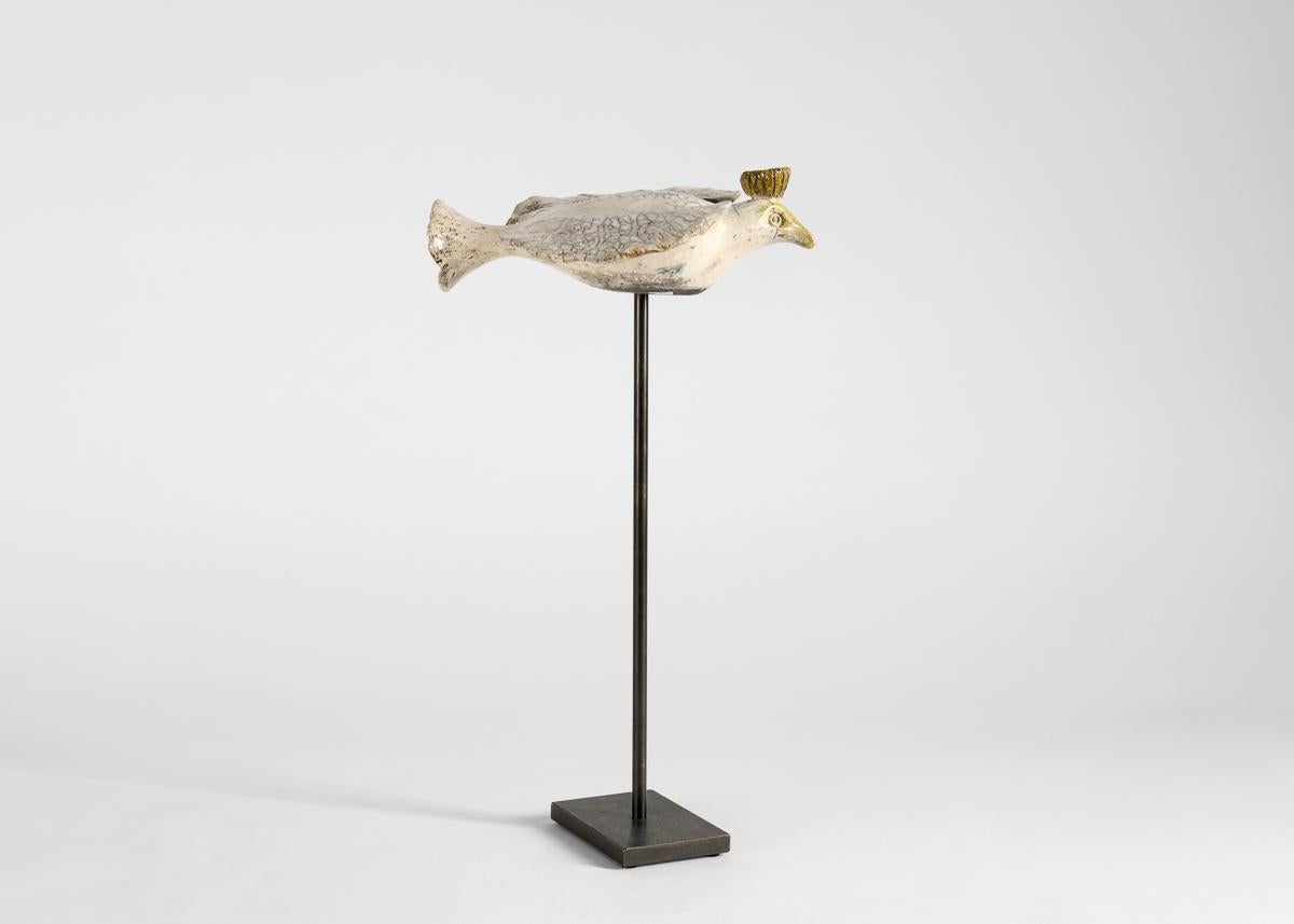 Français Kyriaki Moustaki, Grande sculpture en céramique raku représentant un oiseau, France, vers 2024. en vente