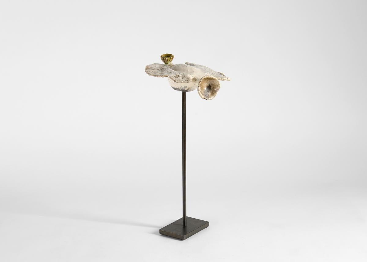 Kyriaki Moustaki, Grande sculpture en céramique raku représentant un oiseau, France, vers 2024. Bon état - En vente à New York, NY