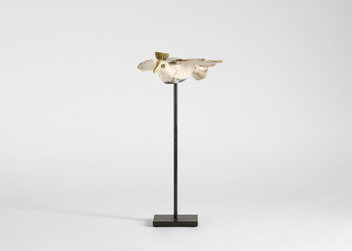 XXIe siècle et contemporain Kyriaki Moustaki, Grande sculpture en céramique raku représentant un oiseau, France, vers 2024. en vente
