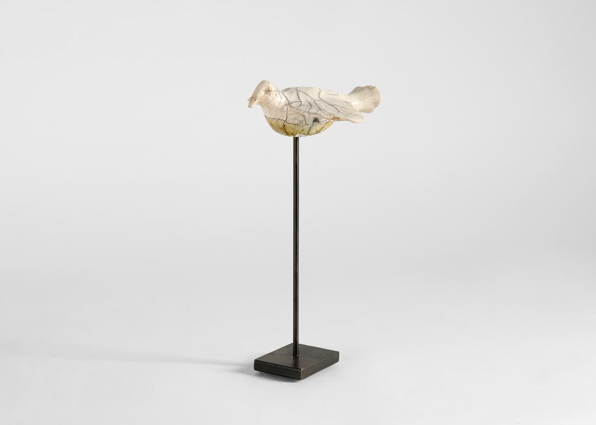Die Raku-Skulpturen von Kiriaki Moustaki sind von primitiven Werken früher Zivilisationen inspiriert. Seine weichen und leuchtenden Formen erinnern an die Farben und Bilder der etruskischen Kunst und des kretischen Kunsthandwerks und bilden eine Art