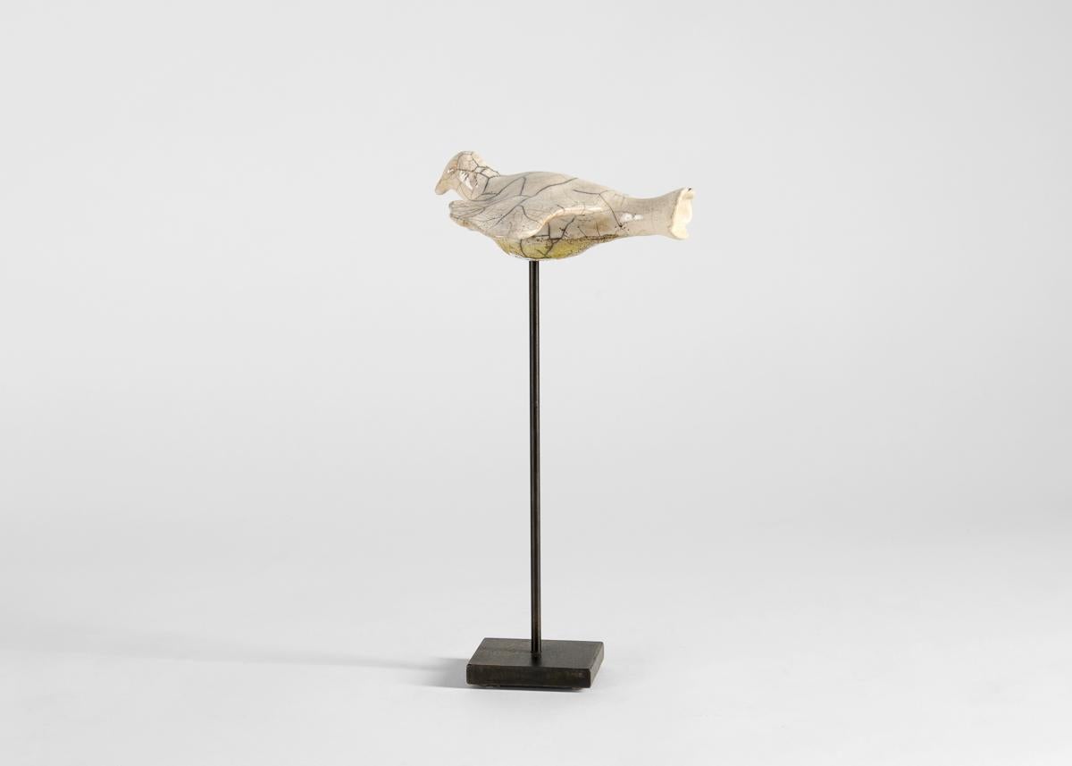 Kyriaki Moustaki, Mittlere Raku-Keramik-Skulptur eines Vogels, Frankreich, um 2024 (Französisch) im Angebot