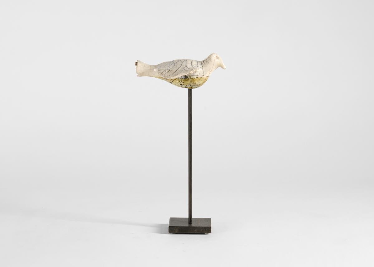 Kyriaki Moustaki, Mittlere Raku-Keramik-Skulptur eines Vogels, Frankreich, um 2024 (21. Jahrhundert und zeitgenössisch) im Angebot