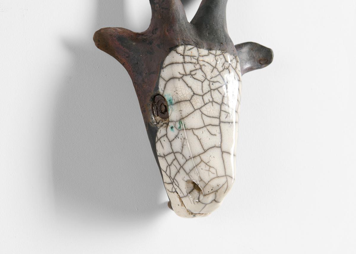Kyriaki Moustaki, sculpture en céramique Raku d'une We the Beast à cornes, France, vers 2024. Bon état - En vente à New York, NY