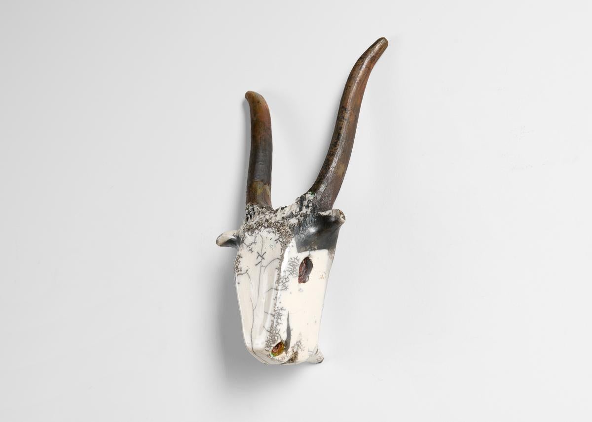 Kyriaki Moustaki, sculpture en céramique Raku d'une We the Beast à cornes, France, vers 2024. Bon état - En vente à New York, NY