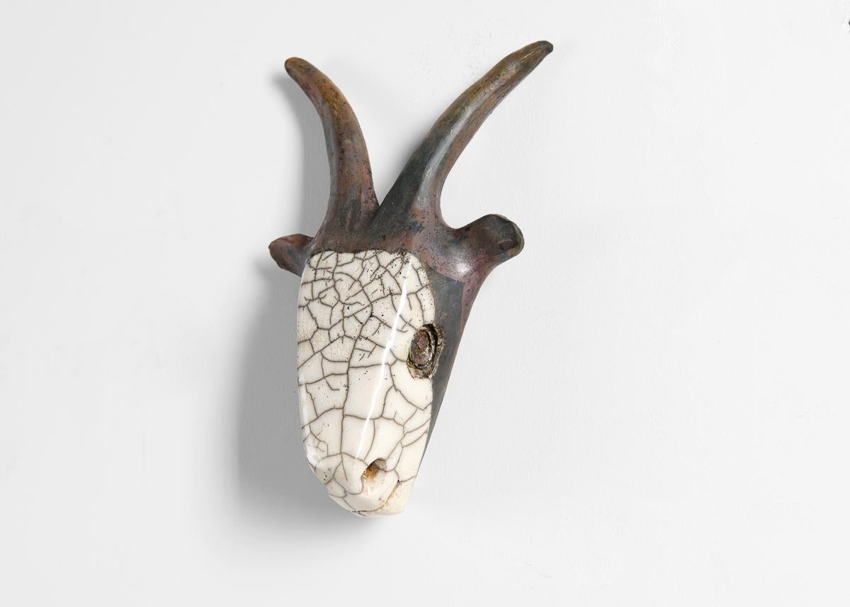 XXIe siècle et contemporain Kyriaki Moustaki, sculpture en céramique Raku d'une We the Beast à cornes, France, vers 2024. en vente