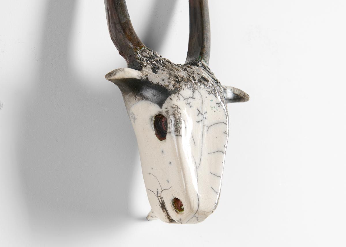 XXIe siècle et contemporain Kyriaki Moustaki, sculpture en céramique Raku d'une We the Beast à cornes, France, vers 2024. en vente