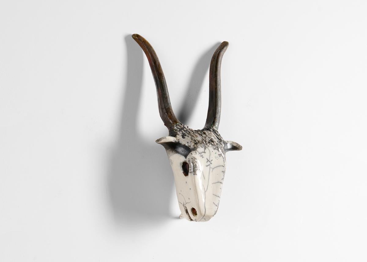 Céramique Kyriaki Moustaki, sculpture en céramique Raku d'une We the Beast à cornes, France, vers 2024. en vente