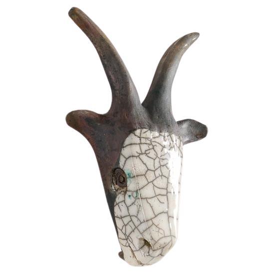 Kyriaki Moustaki, Raku-Keramik-Skulptur eines gehörnten Tieres, Frankreich, um 2024