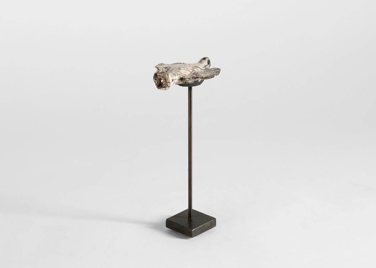 Kyriaki Moustaki, Kleine Raku-Keramik-Skulptur eines Vogels, Frankreich, um 2024 (Französisch) im Angebot