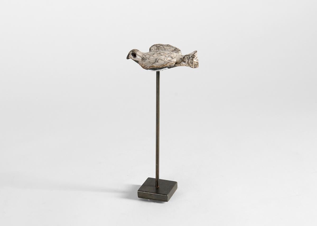 Kyriaki Moustaki, Kleine Raku-Keramik-Skulptur eines Vogels, Frankreich, um 2024 (21. Jahrhundert und zeitgenössisch) im Angebot