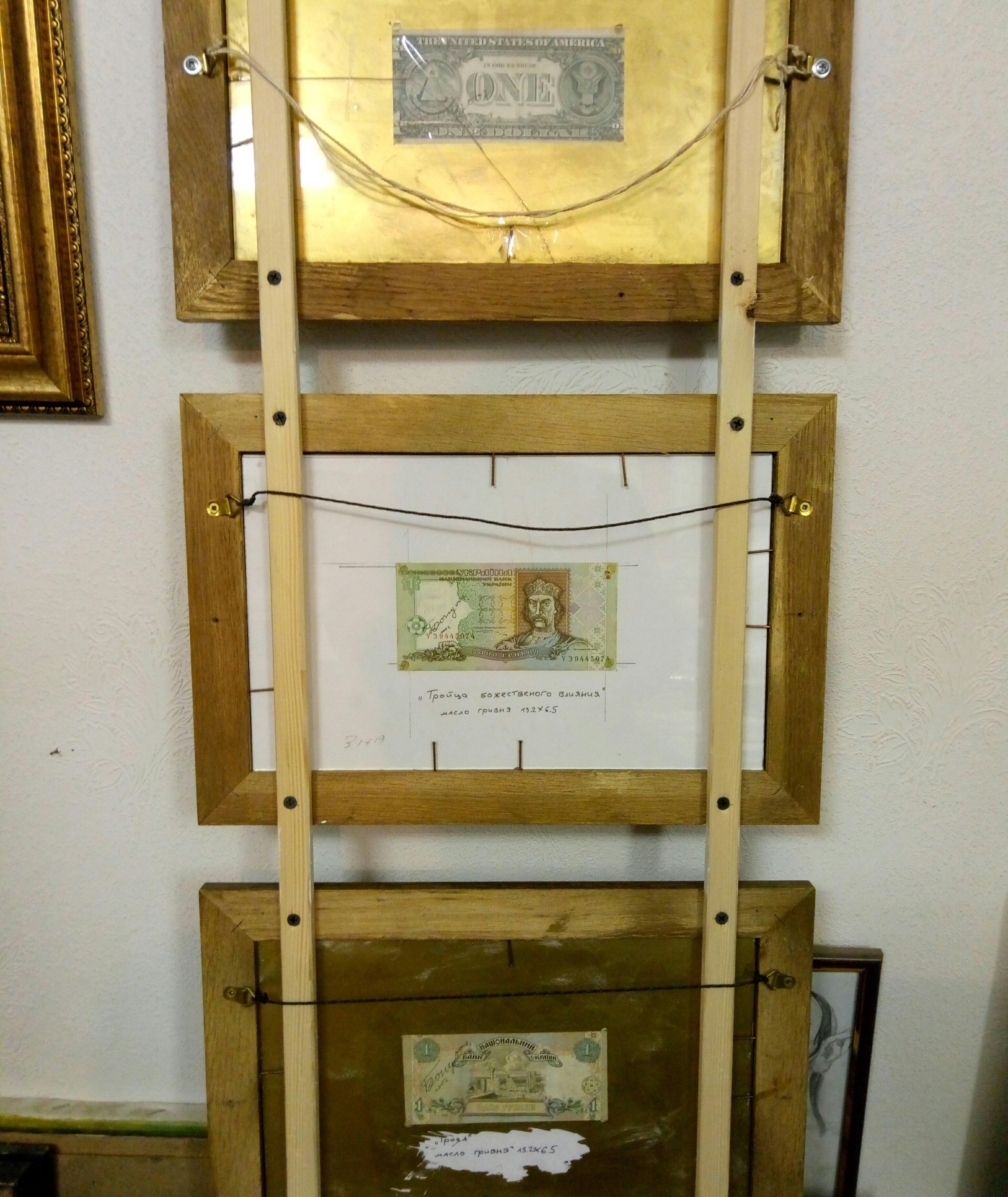 Dans cette œuvre d'art vibrante, j'ai entrelacé des médiums à l'huile pour créer une pièce évocatrice qui joue avec les influences du surréalisme et du pop art. Les bouteilles emblématiques, drapées dans de riches robes fluides, sont des divinités