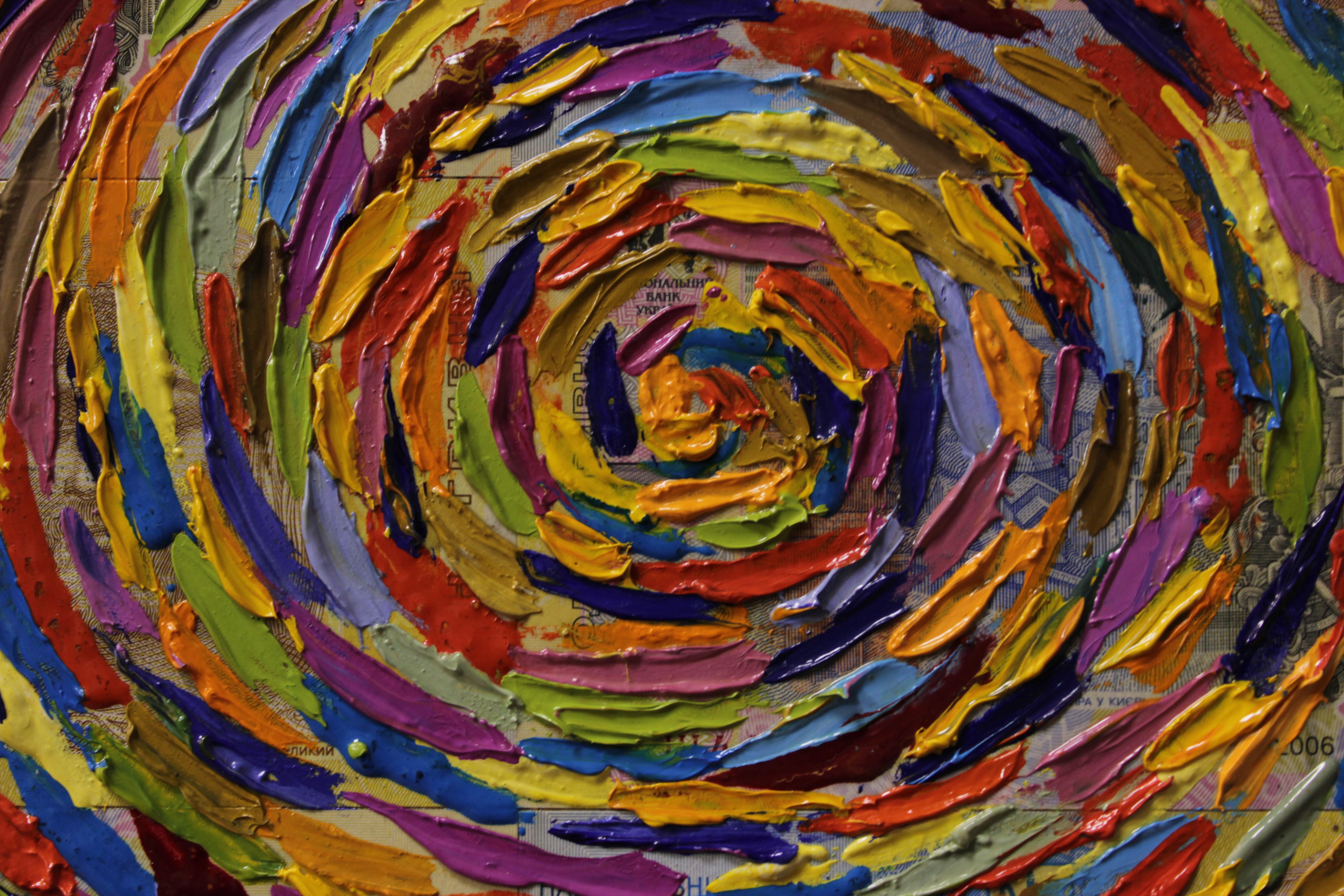 Inmersa en la emoción visceral de la creación, liberé mis emociones con pinceladas dinámicas. Esta pieza es una celebración de la libertad, una danza de colores que se arremolinan en una vorágine abstracta. Es la esencia en bruto de mi energía