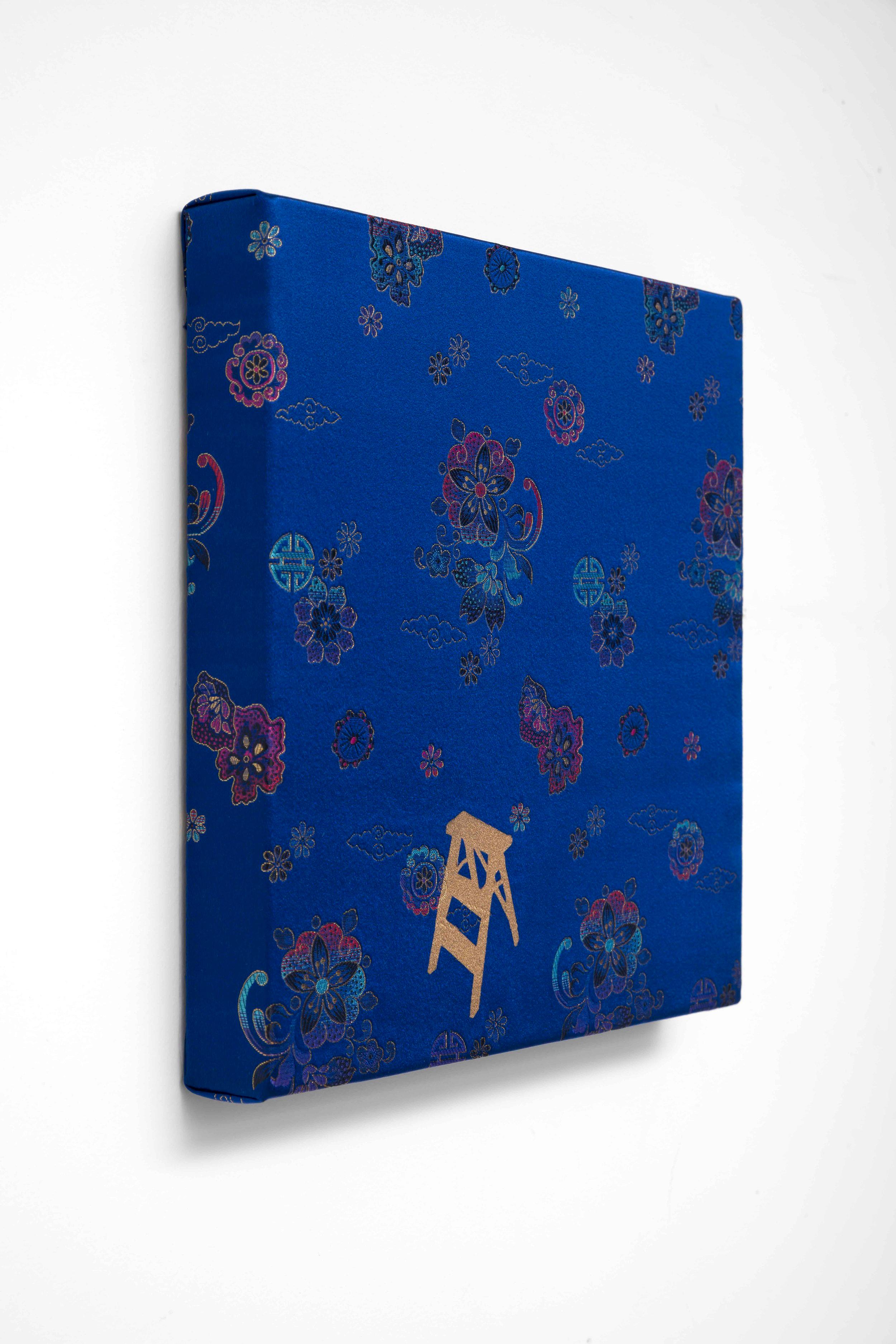 Sprühfarbe „Step Ladder“ aus Seide, blau, Blumen, Muster (Zeitgenössisch), Painting, von Kyung Sun Cho