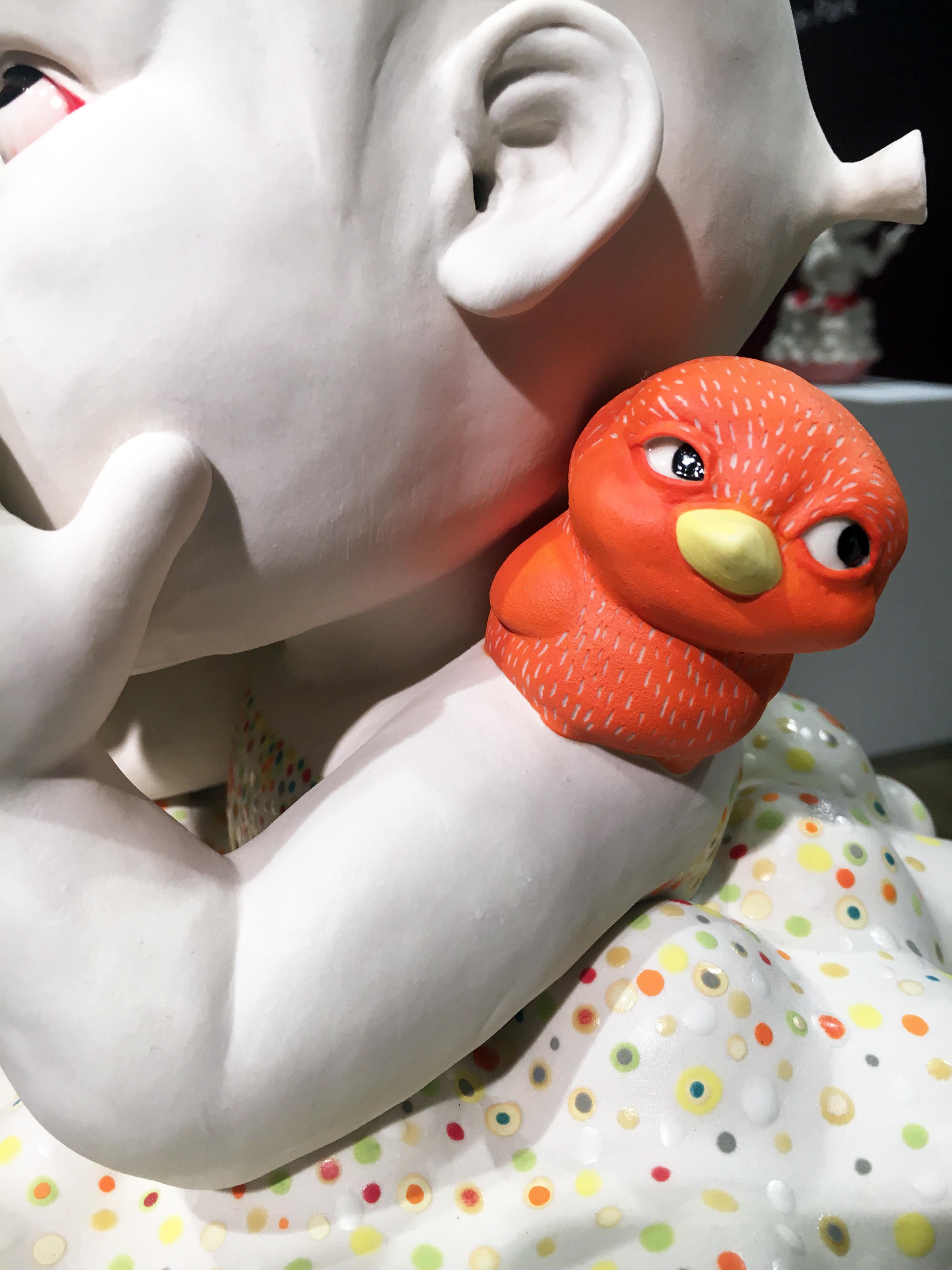 Kyungmin Park es un escultor figurativo de cerámica que se inspira en perspectivas infantiles. Contrastando las emociones más oscuras y la psique restringida de la edad adulta con la conciencia ilimitada de los niños, las esculturas de Kyungmin