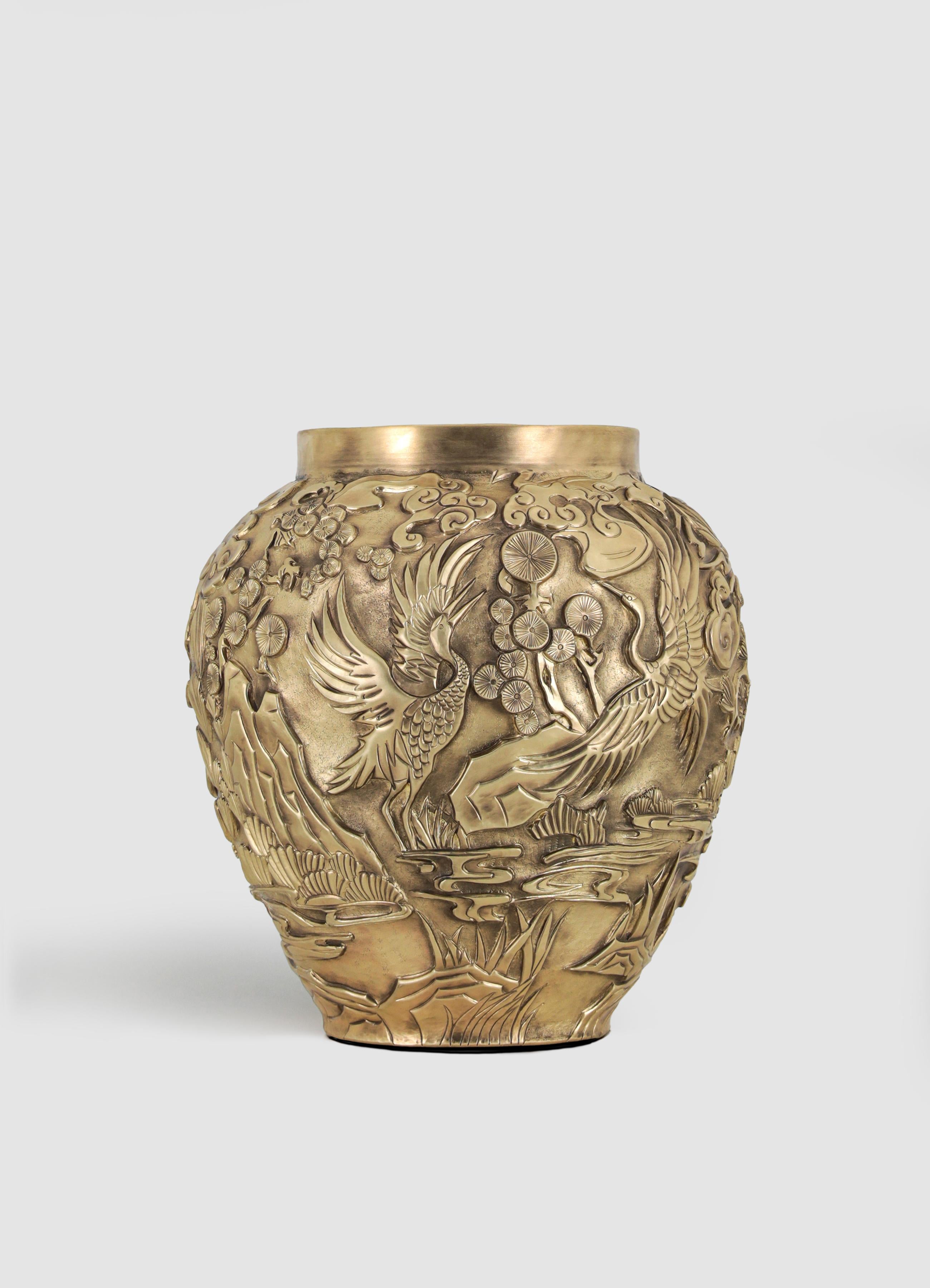 Vaso Kyushu Repousse in ottone patinato, di Vikram Goyal

