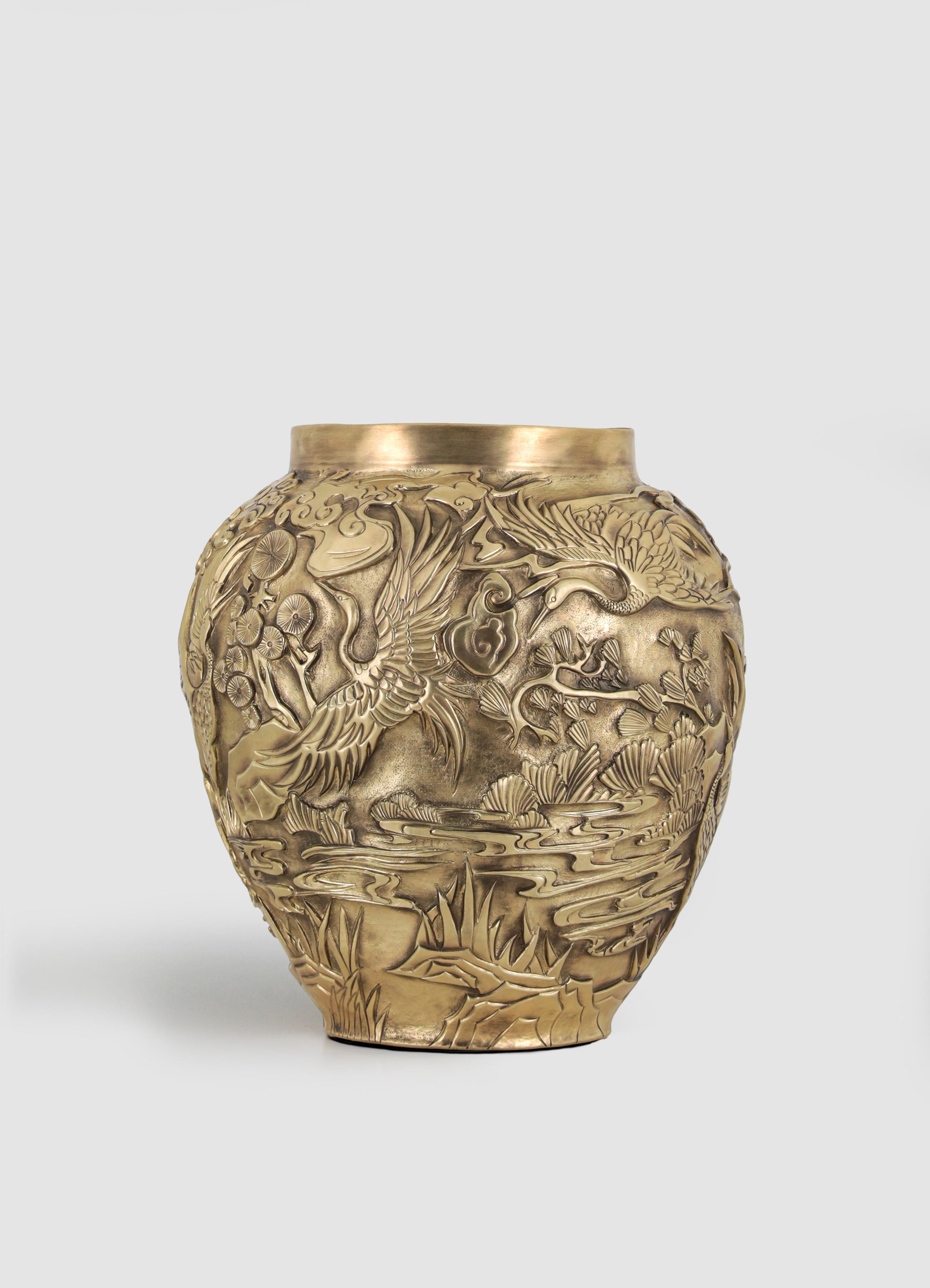 Indiano Vaso Kyushu Repousse in ottone patinato, di Vikram Goyal in vendita