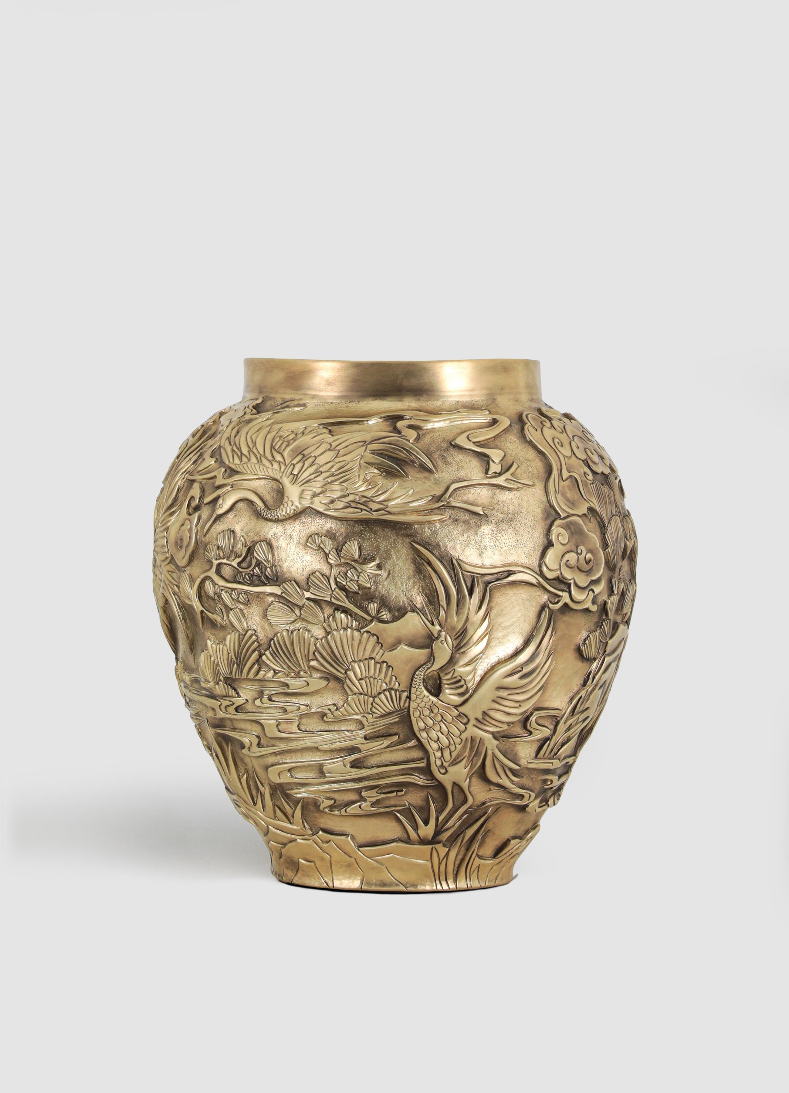 Calco Vaso Kyushu Repousse in ottone patinato, di Vikram Goyal in vendita