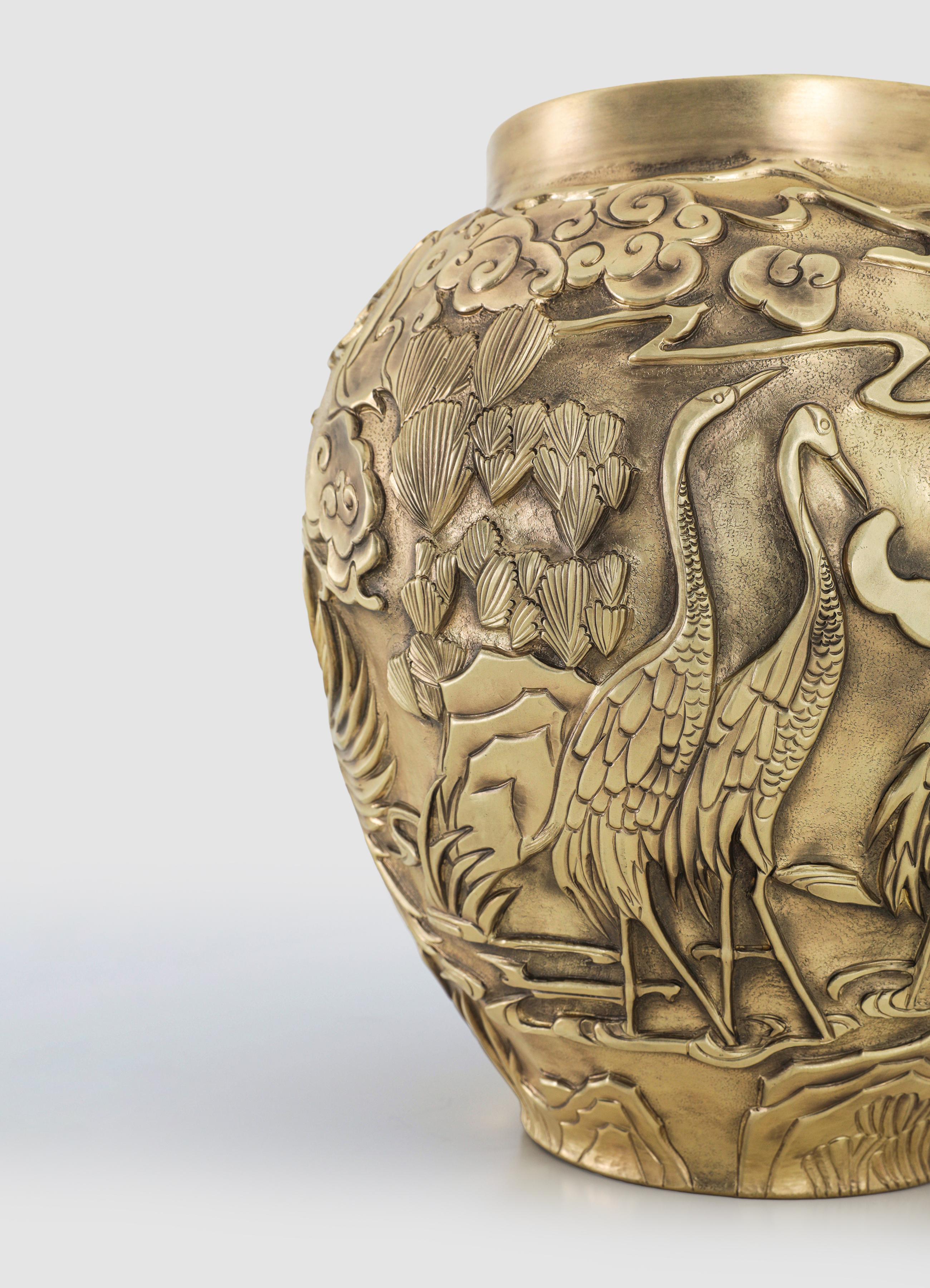 XXI secolo e contemporaneo Vaso Kyushu Repousse in ottone patinato, di Vikram Goyal in vendita