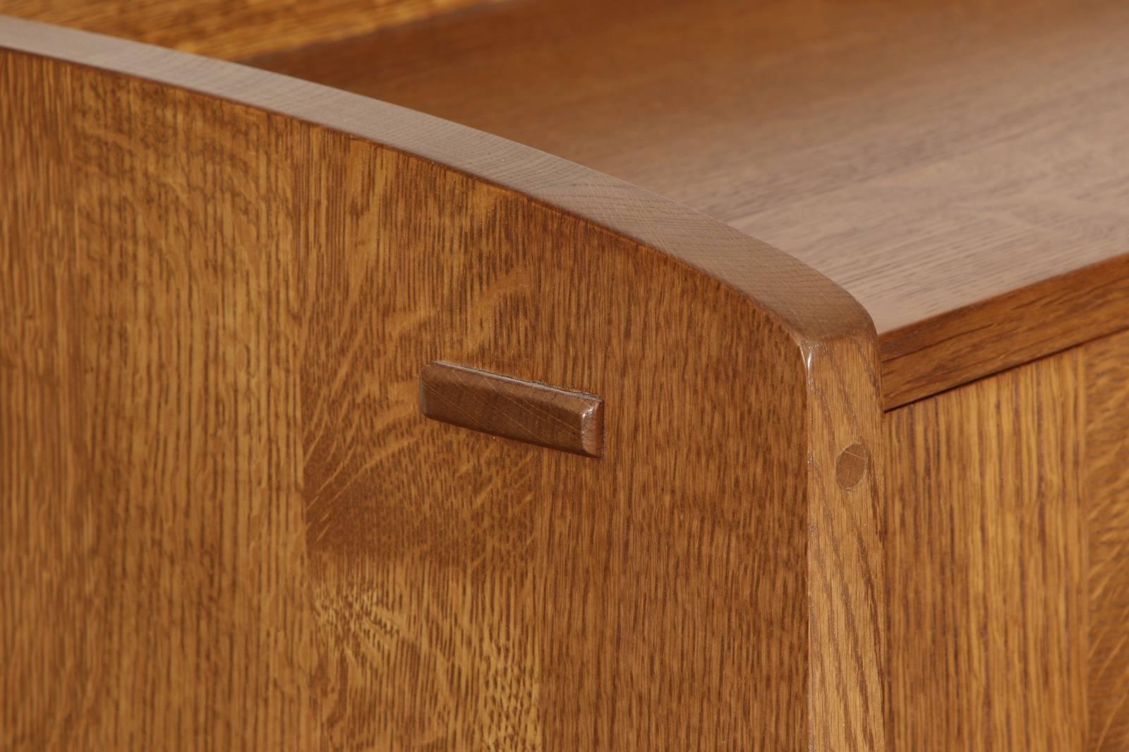 L & J.G. Stickley Eichenschreibtisch:: viertelgesägt im Zustand „Gut“ in Bridgeport, CT
