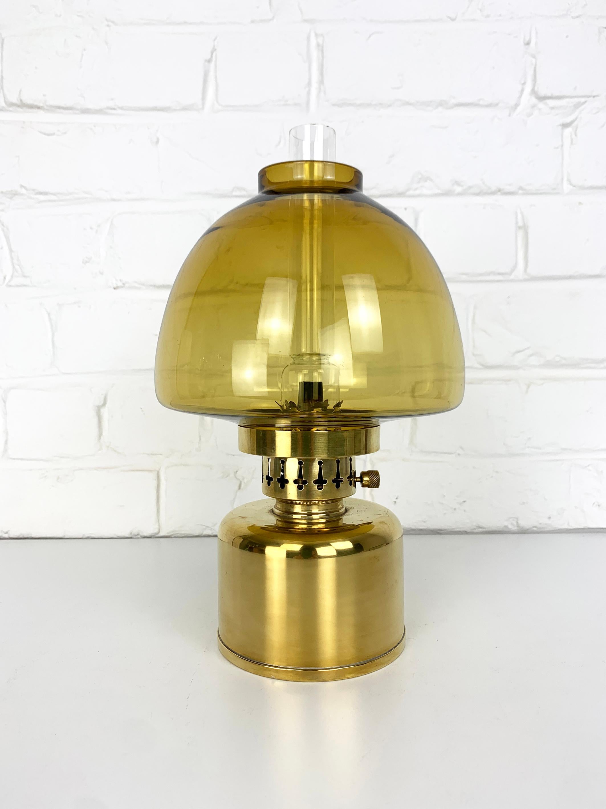 Scandinavian L/101 Oil- or Petroleum Light in brass.

A nice example of Jakobsson's L-101 Model Oil Lamp with its original dark yellow/ochre glass shade. The manufacturer's sticker is present under the brass tank.

Design by Hans-Agne