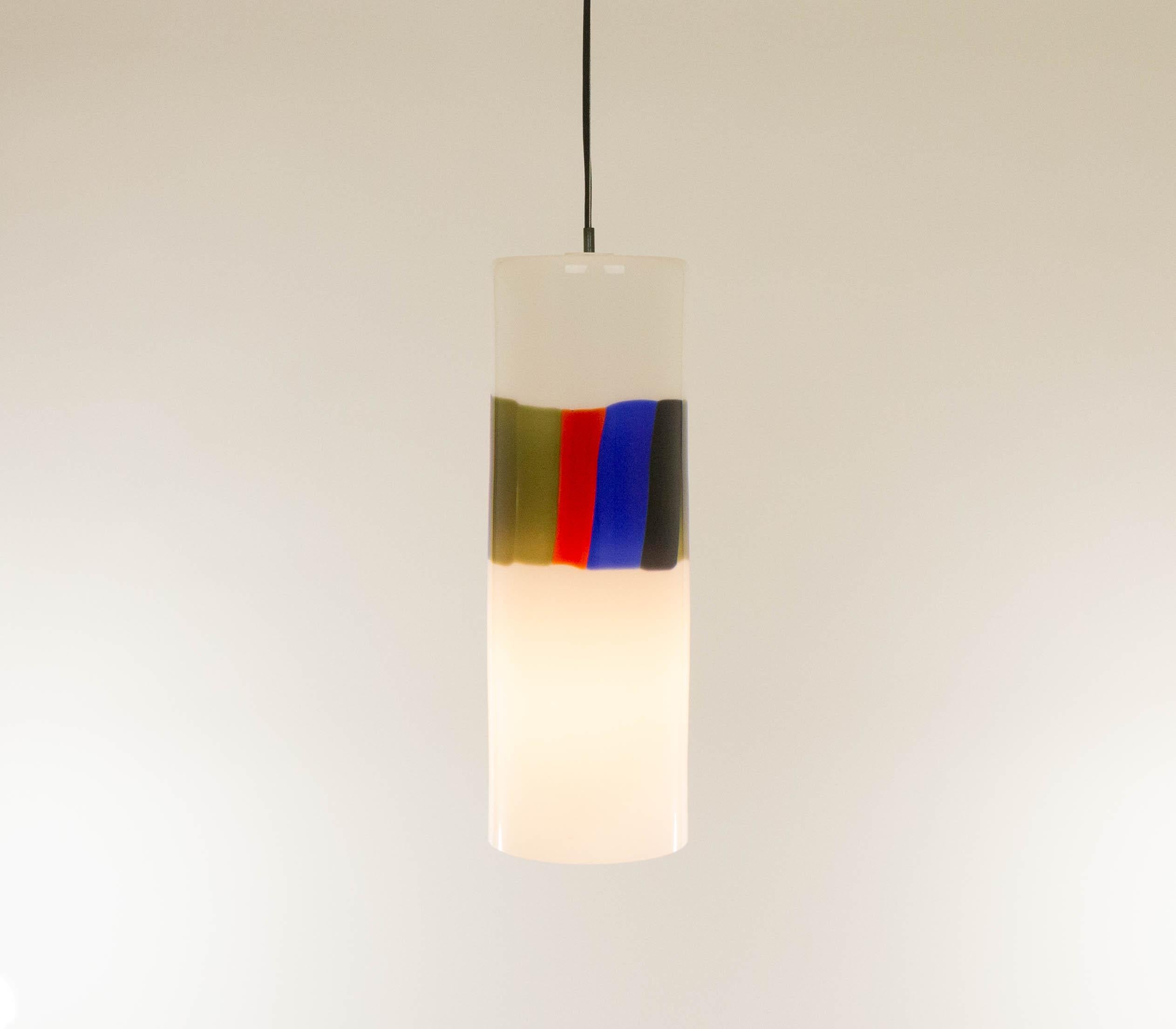 Grande pendente in vetro Model L 59 disegnato negli anni '60 da Alessandro Pianon per la Vetreria Vistosi di Murano.

Il vetro è bianco, con un anello di strisce colorate verticali di circa 15 cm di lunghezza. È in ottime condizioni vintage e