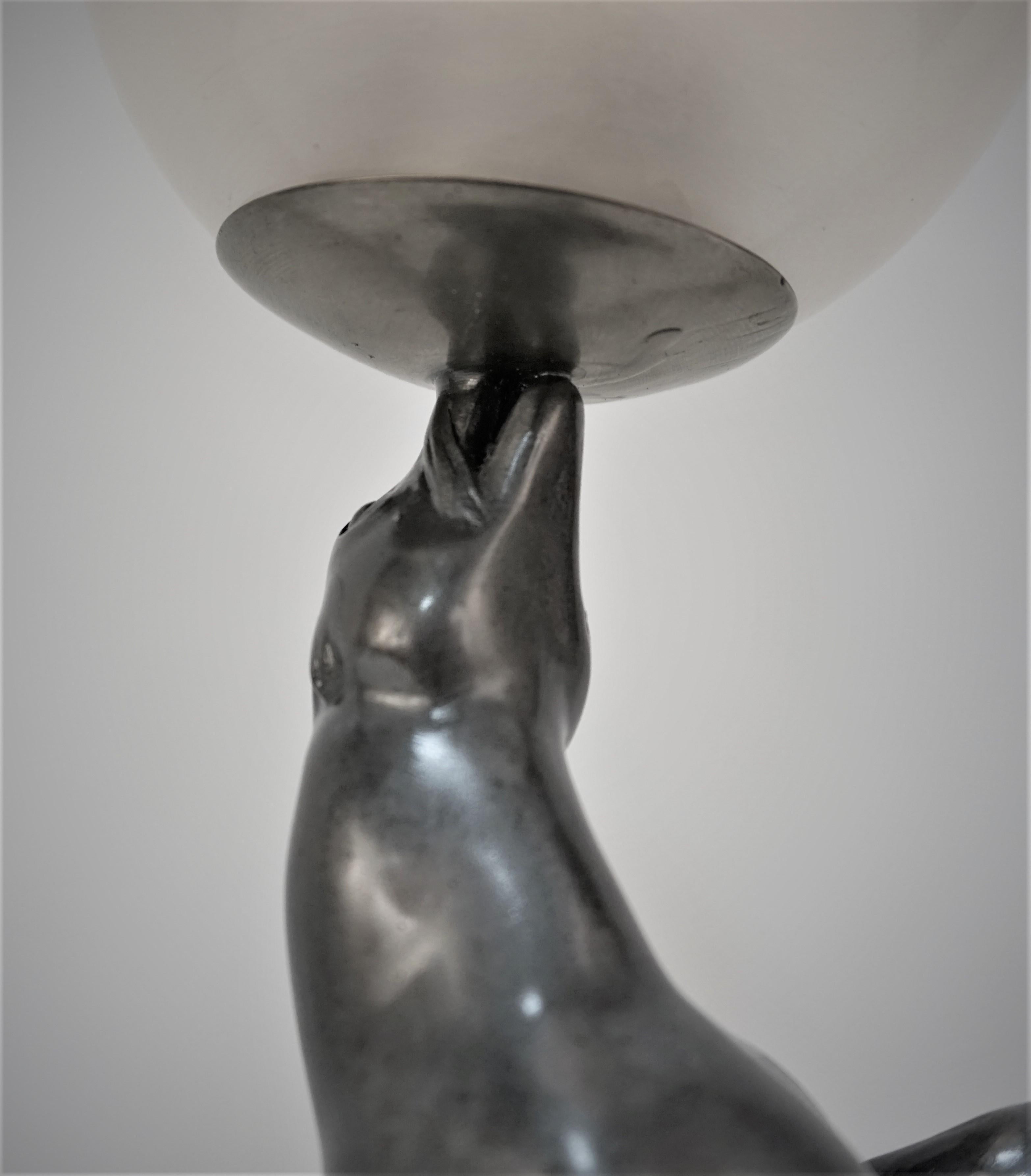 Début du 20ème siècle L. A. Carvin French Art Deco Sea-Lion Lamp Playing with Ball en vente