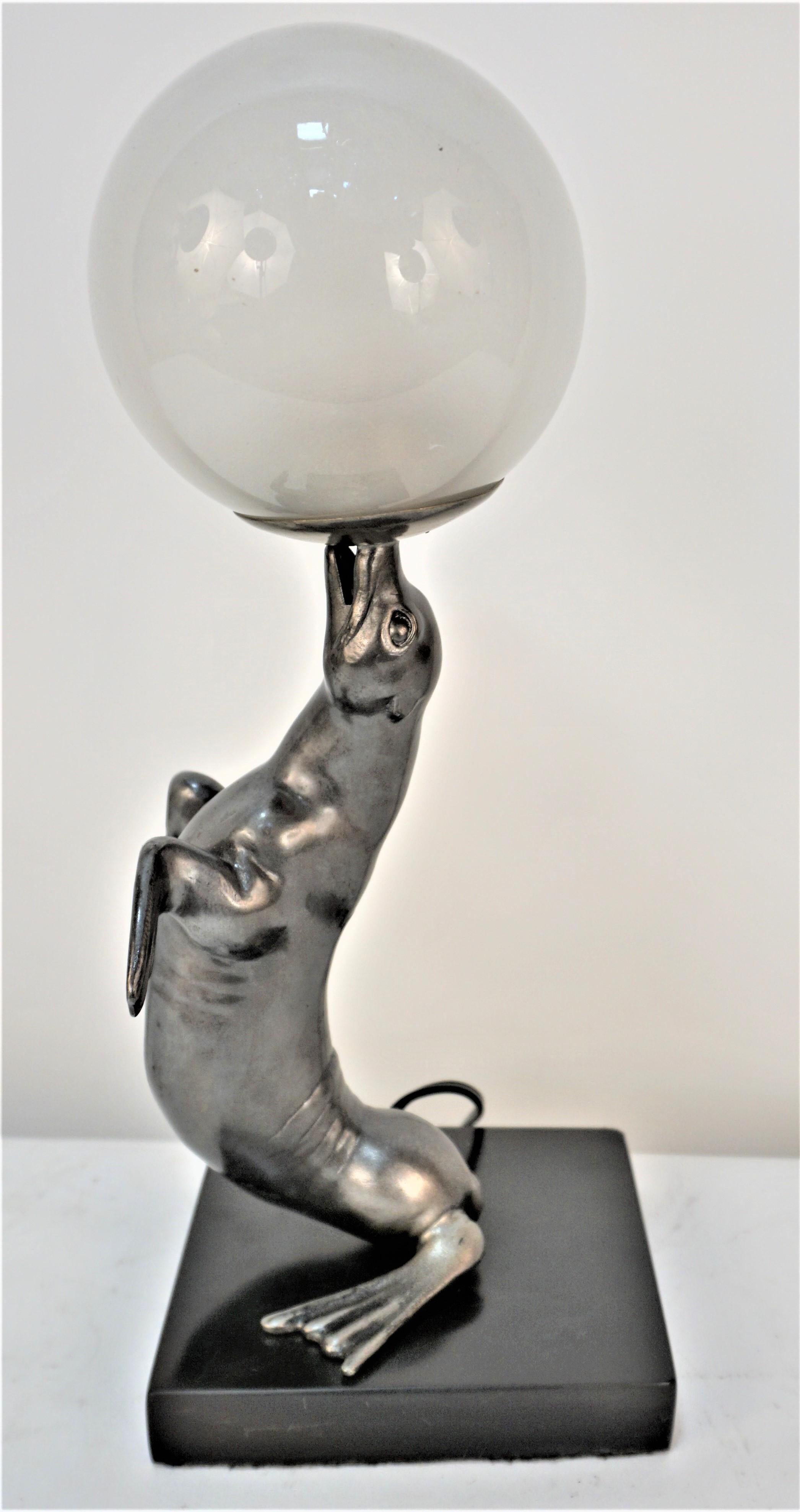 L. A. Carvin French Art Deco Sea-Lion Lamp Playing with Ball en vente 1