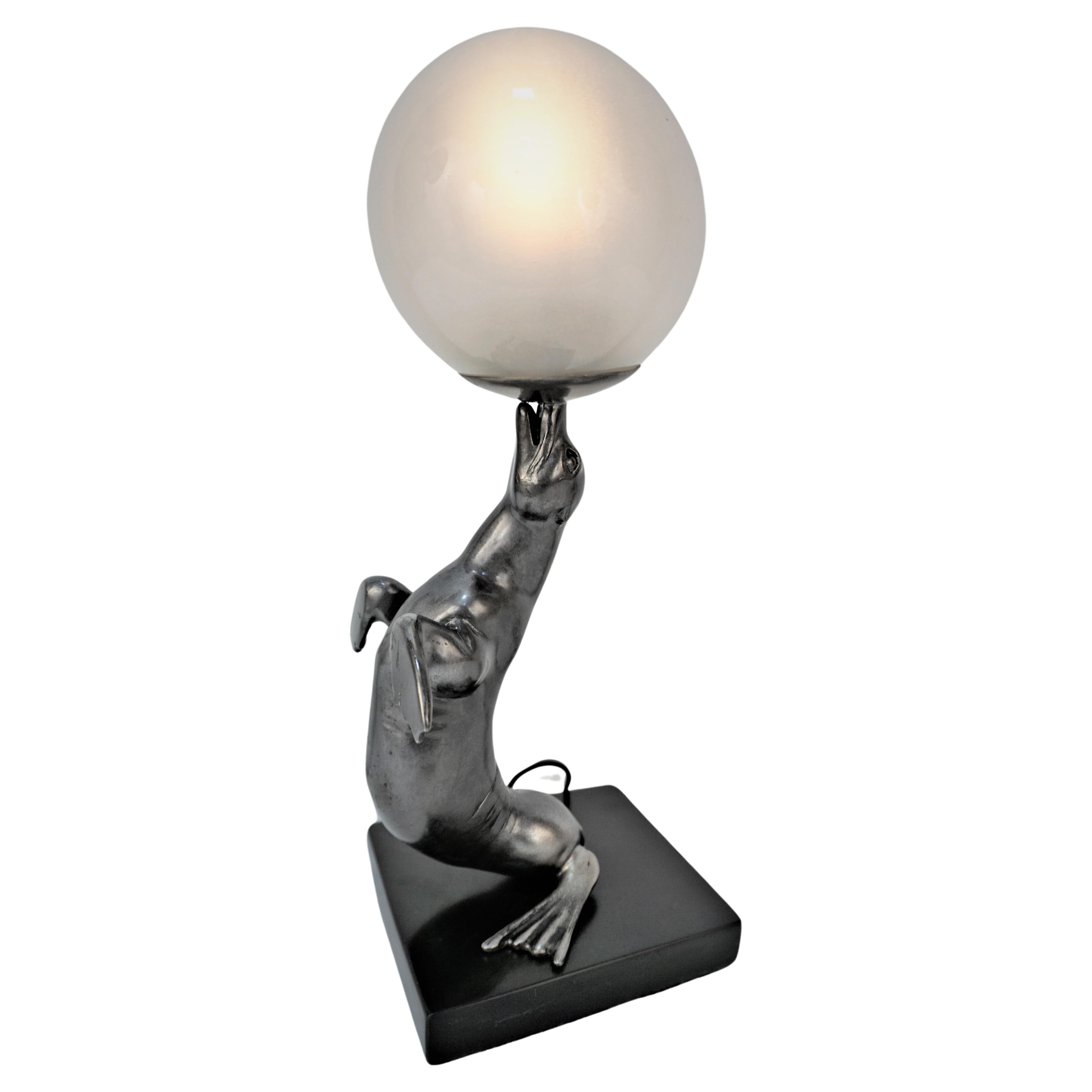 L. A. Carvin French Art Deco Seelöwenlampe mit Ball spielend