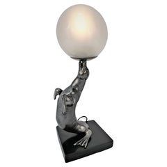 L. A. Carvin French Art Deco Seelöwenlampe mit Ball spielend